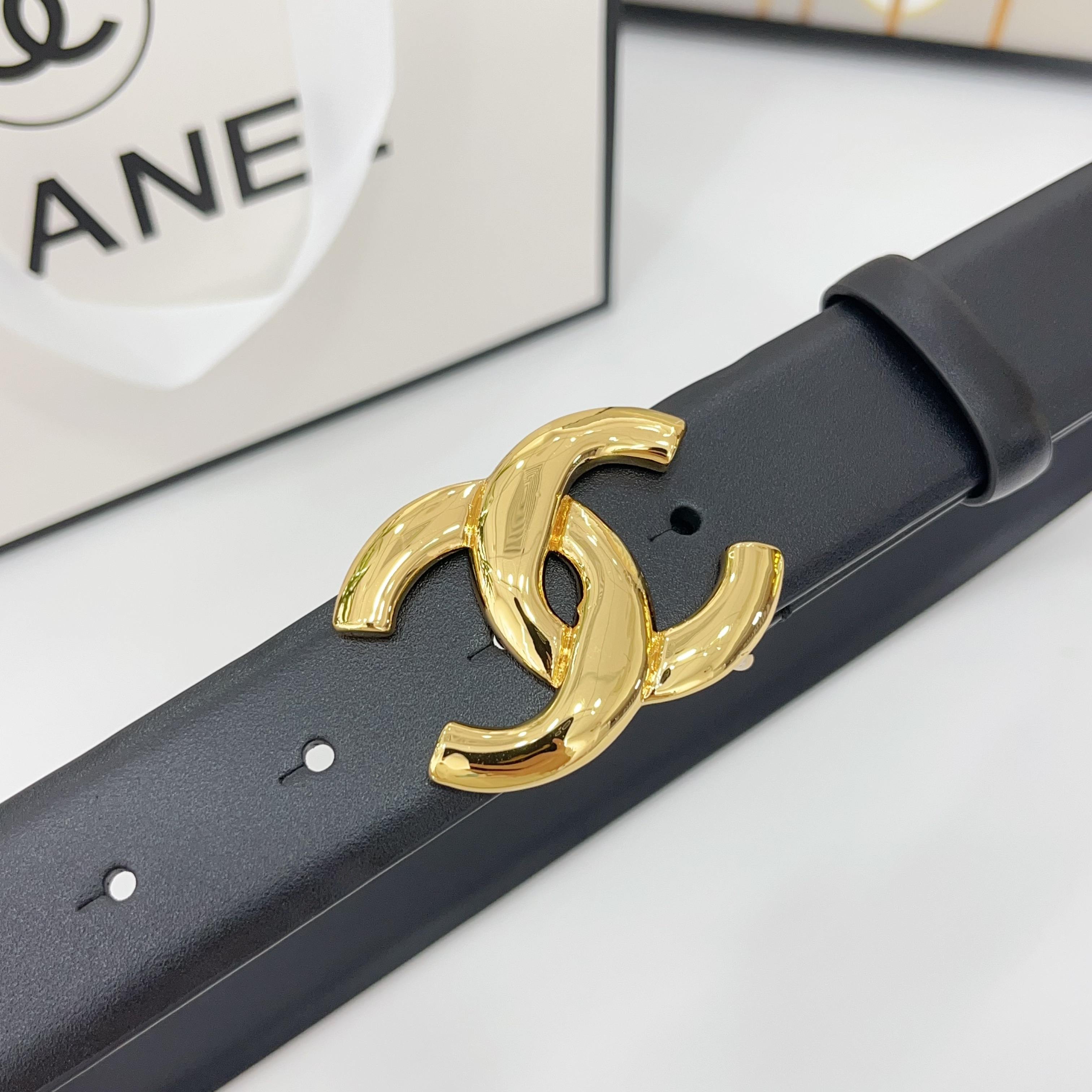 Chanel香奈儿
双面头层小牛皮 原厂皮料订制  质感柔软 做工精细 搭配铜扣 时尚百搭
精品宽度：