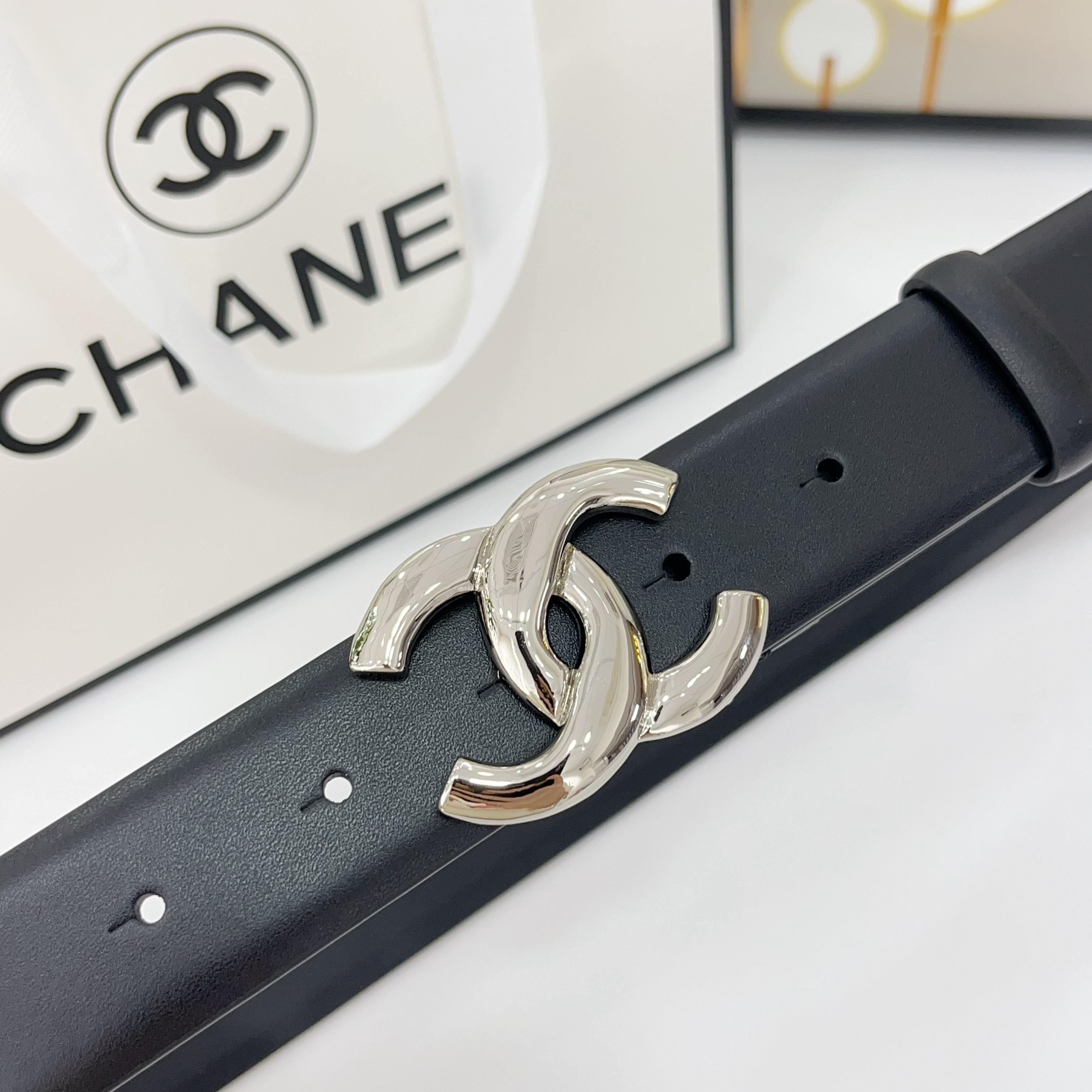  Chanel香奈儿
双面头层小牛皮 原厂皮料订制  质感柔软 做工精细 搭配铜扣 时尚百搭
精品宽度：