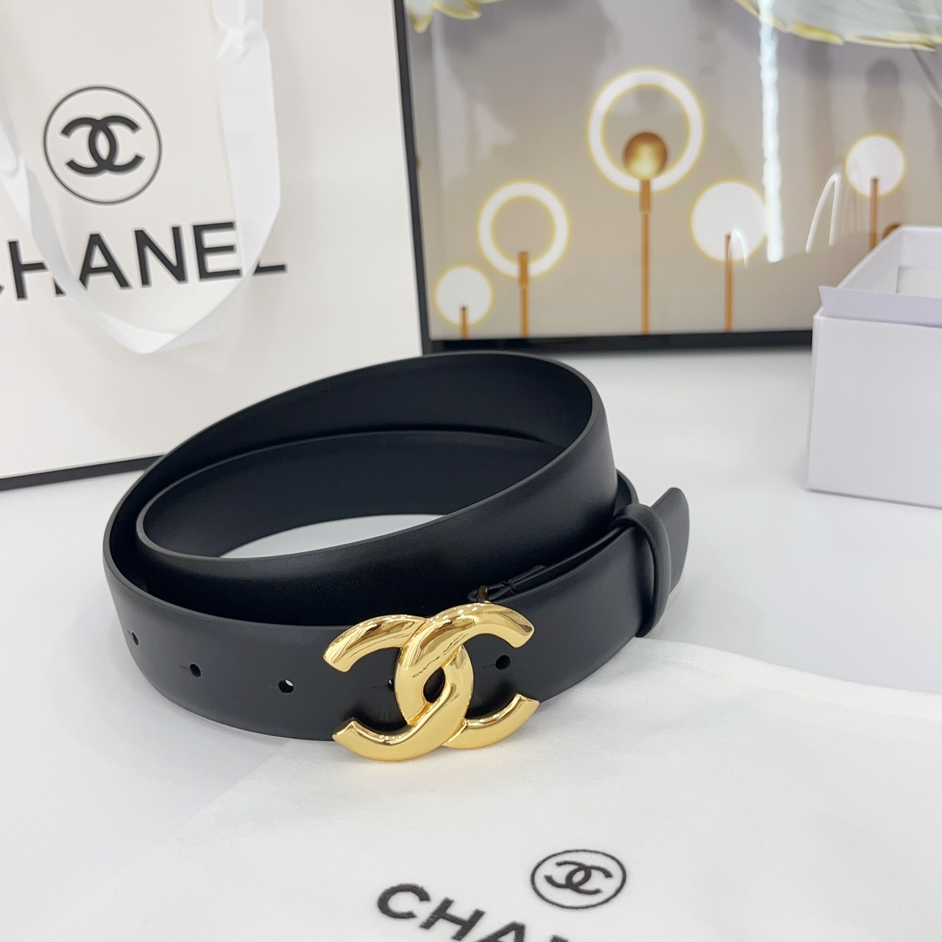  Chanel香奈儿
双面头层小牛皮 原厂皮料订制  质感柔软 做工精细 搭配铜扣 时尚百搭
精品宽度：