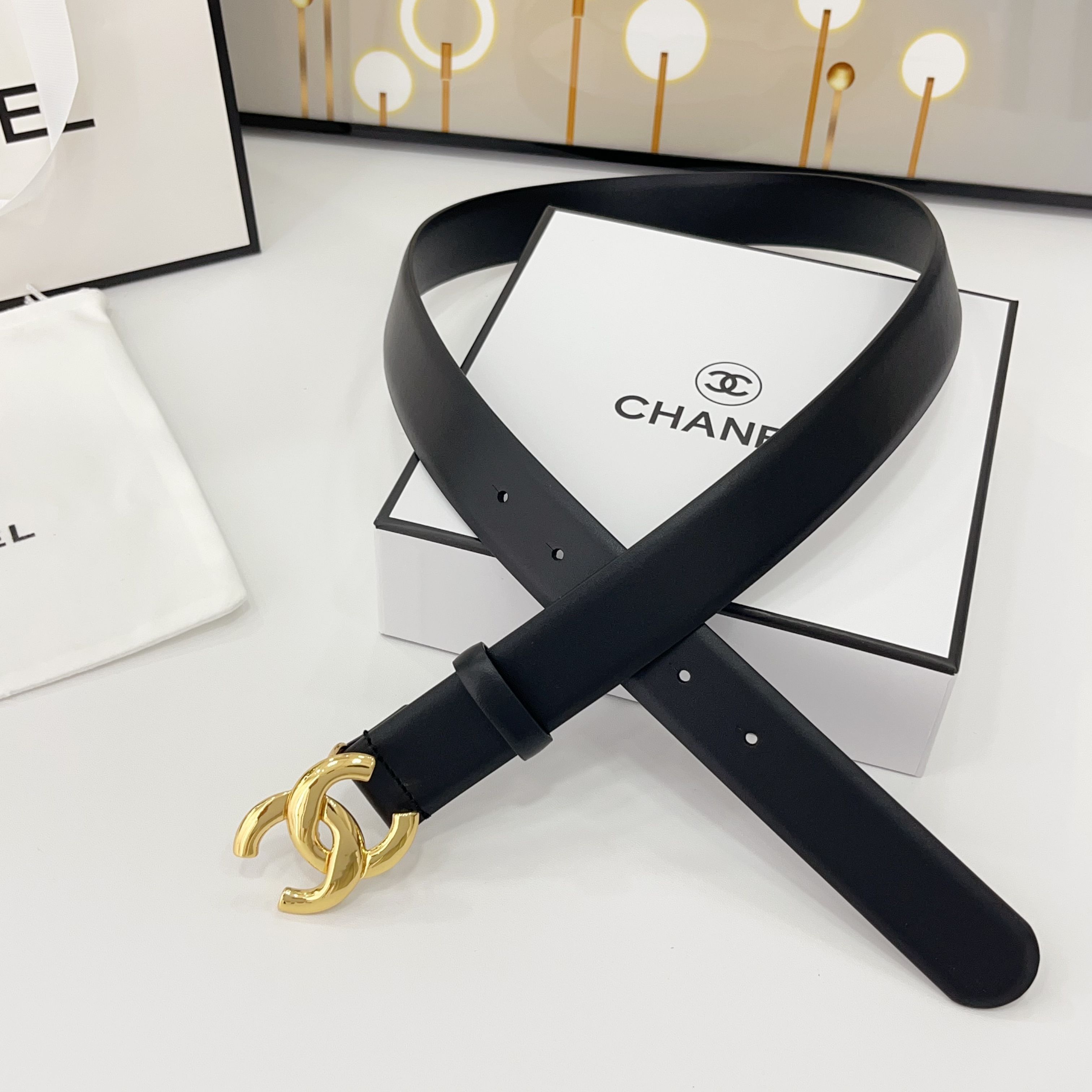  Chanel香奈儿
双面头层小牛皮 原厂皮料订制  质感柔软 做工精细 搭配铜扣 时尚百搭
精品宽度：