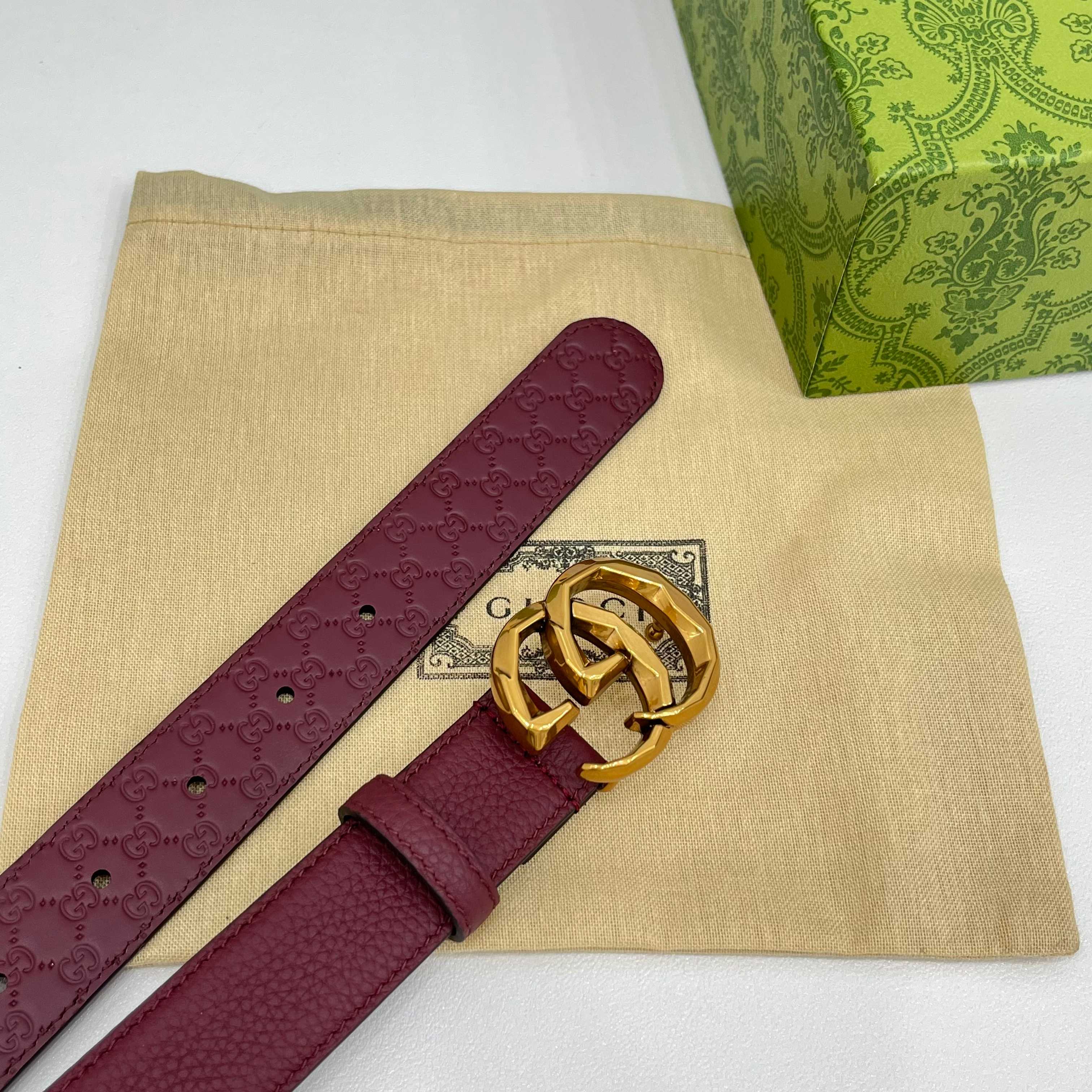 Gucci 3.0新款菱形铜扣，搭配荔枝纹面，压小花底，时尚百搭，商务休闲！