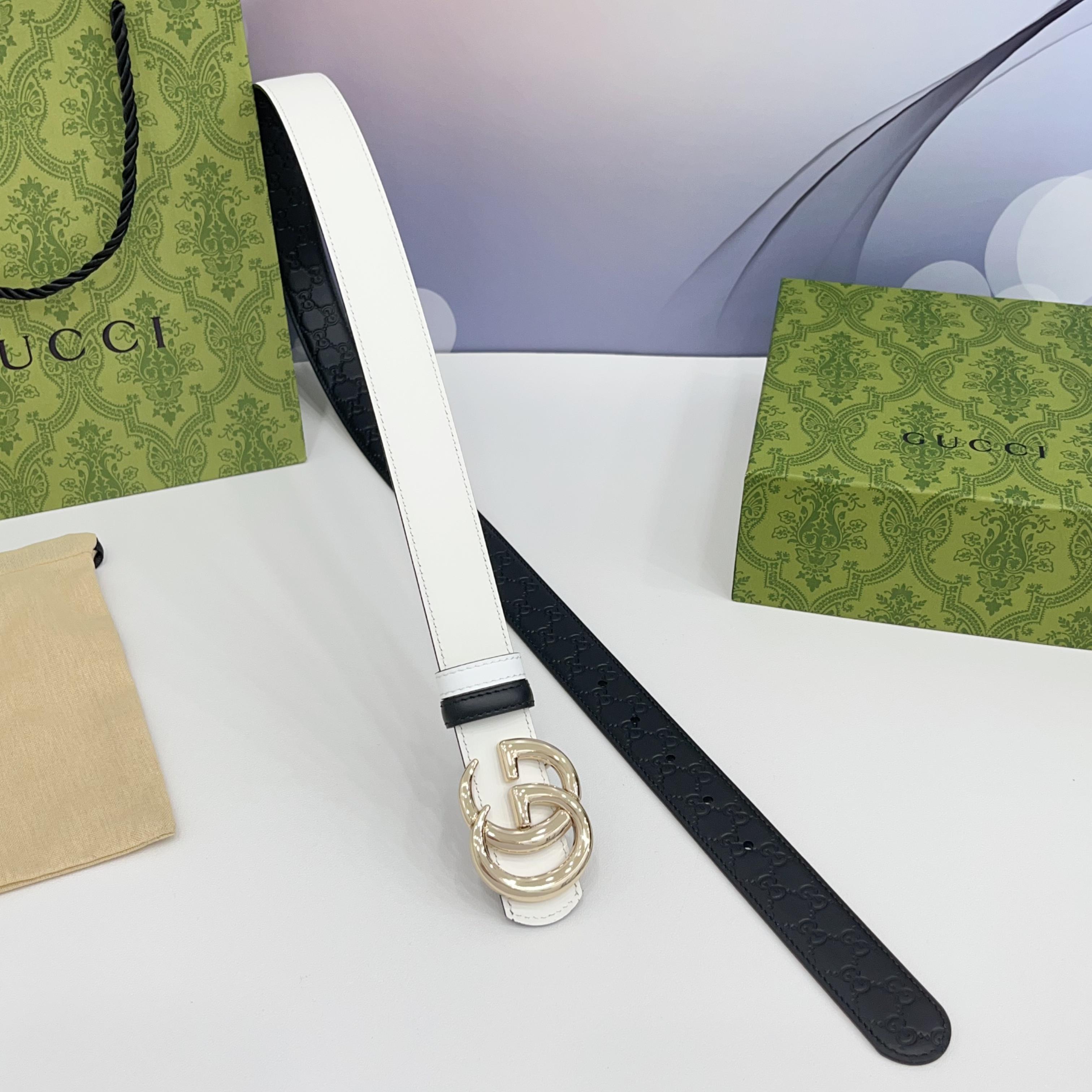 Gucci 3.0cm头层牛皮腰带搭配压花底，经典双C挂扣，时尚百搭！