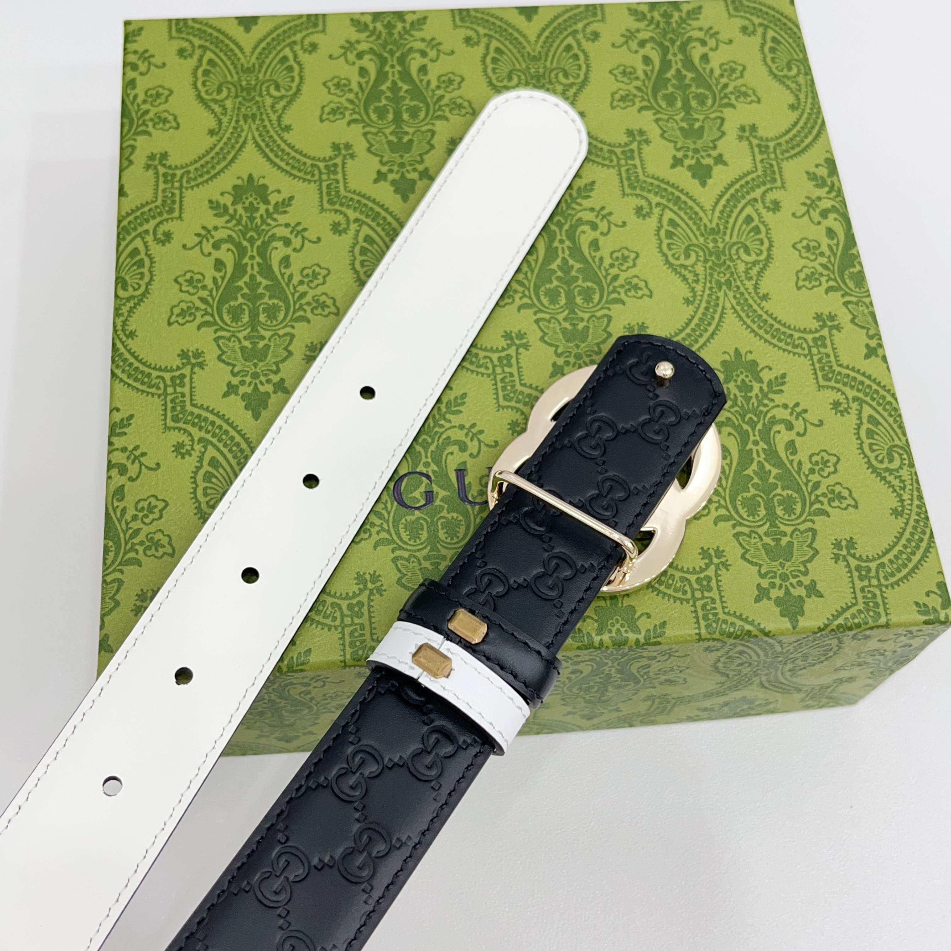 Gucci 3.0cm头层牛皮腰带搭配压花底，经典双C挂扣，时尚百搭！