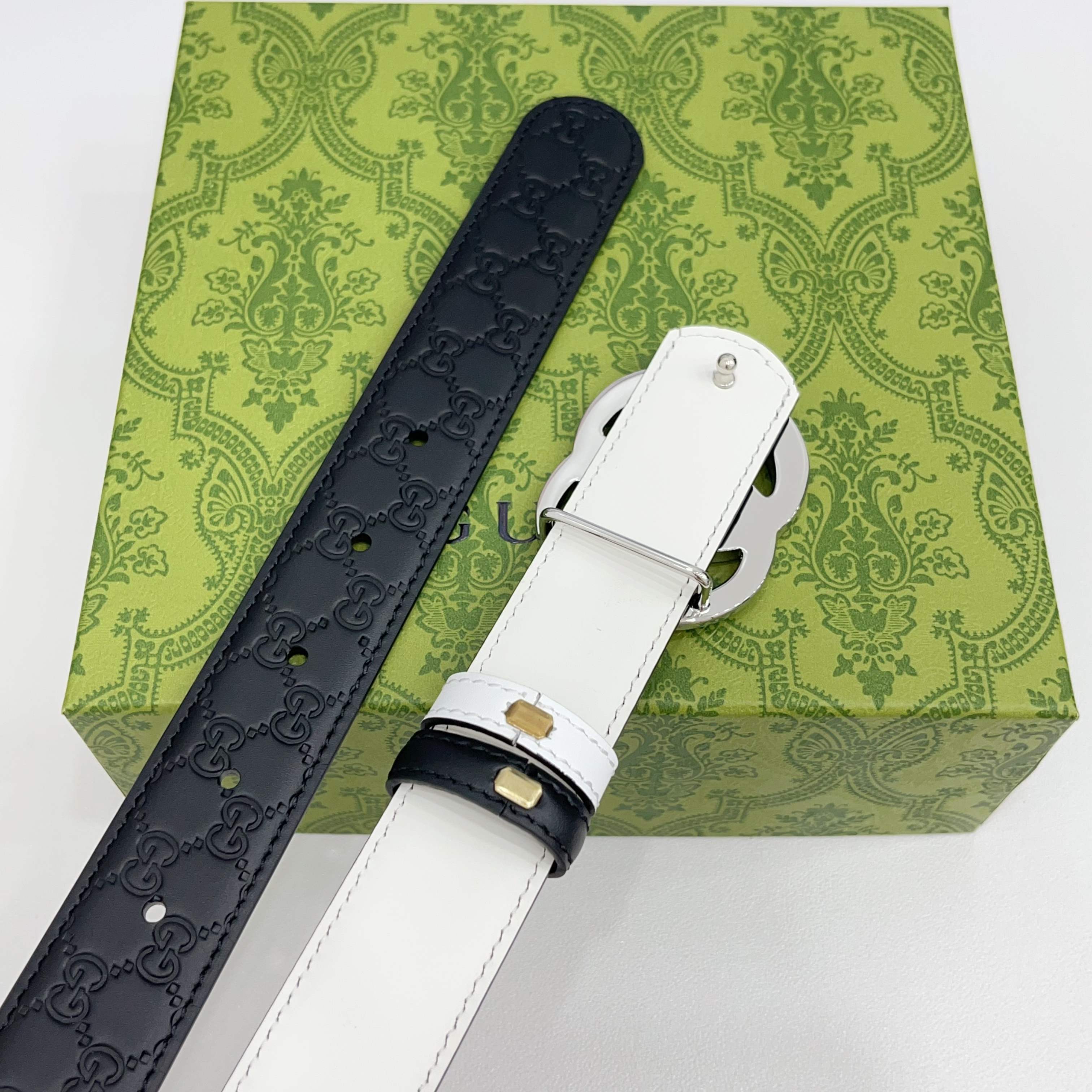 Gucci 3.0cm头层牛皮腰带搭配压花底，经典双C挂扣，时尚百搭！