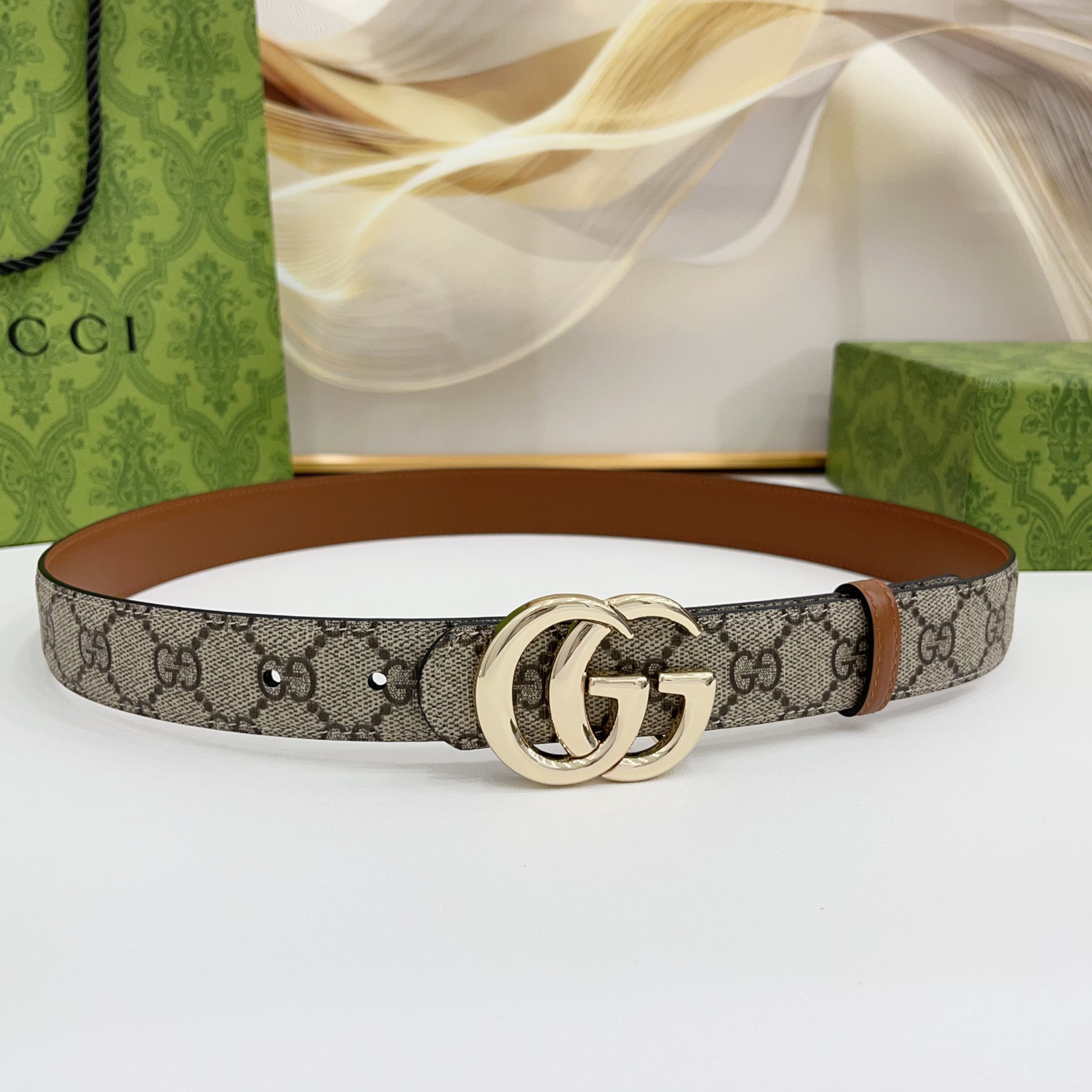 Gucci 3.0cm经典防水布料搭配头层牛皮底，经典双C挂扣，时尚百搭！