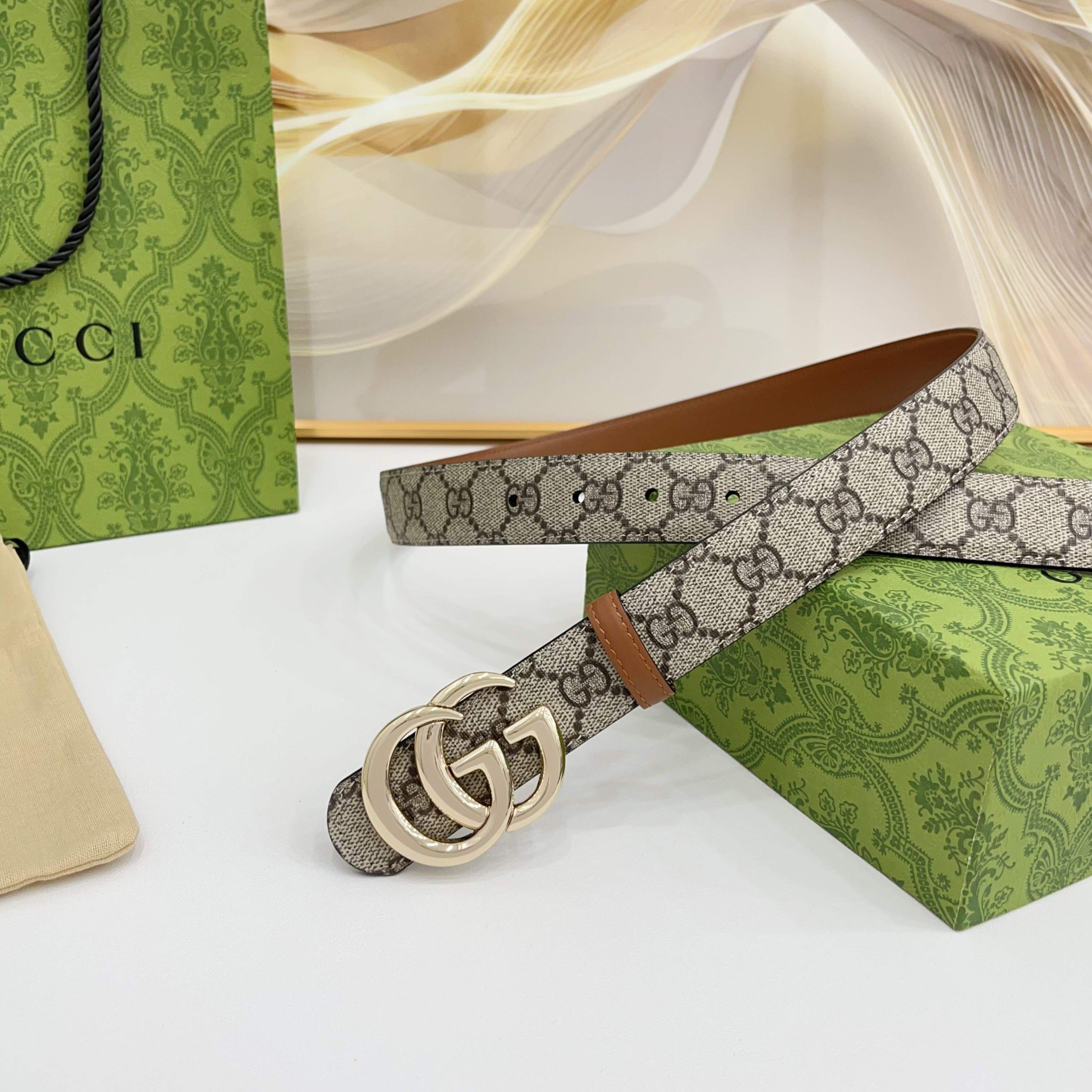 Gucci 3.0cm经典防水布料搭配头层牛皮底，经典双C挂扣，时尚百搭！