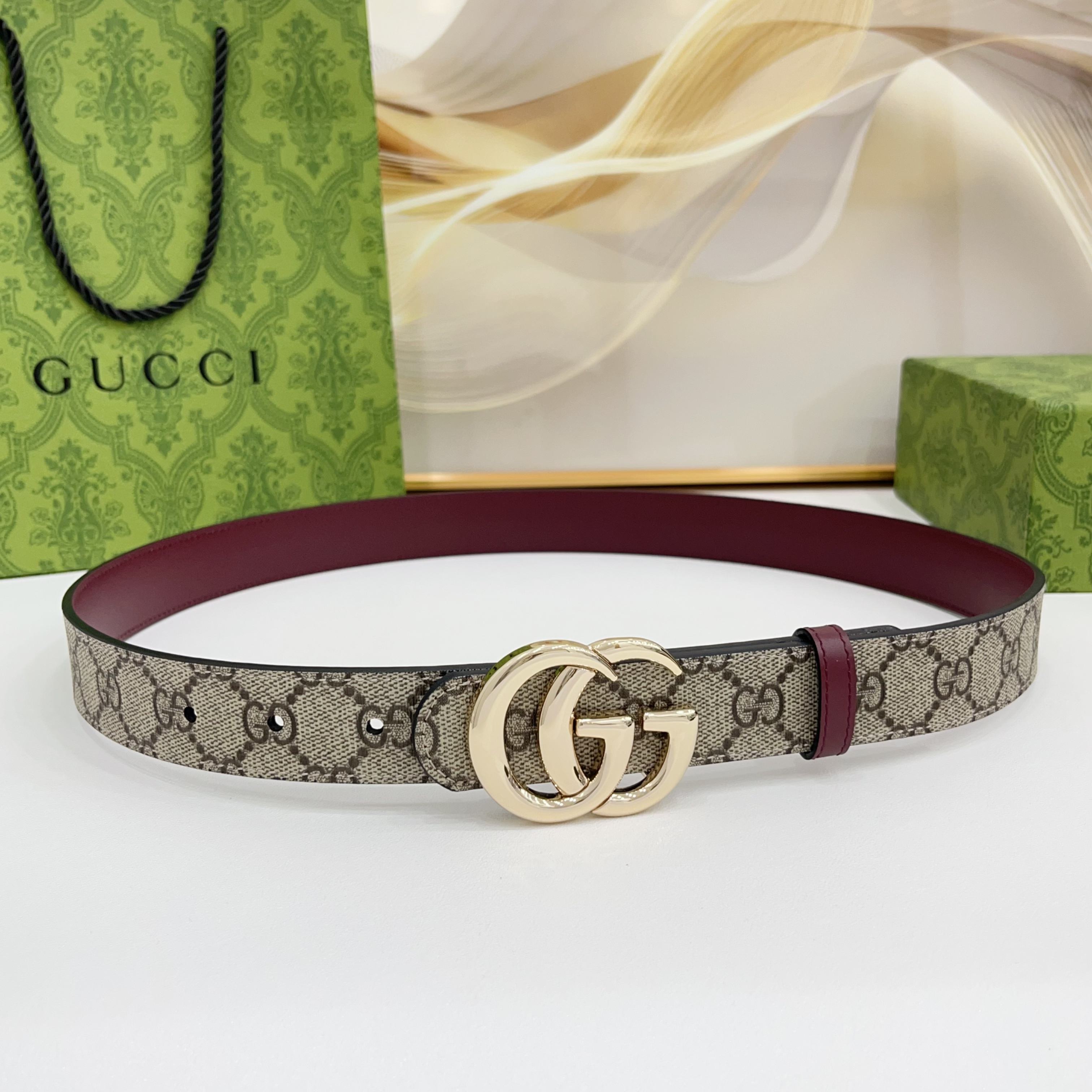 Gucci 3.0cm经典防水布料搭配头层牛皮底，经典双C挂扣，时尚百搭！