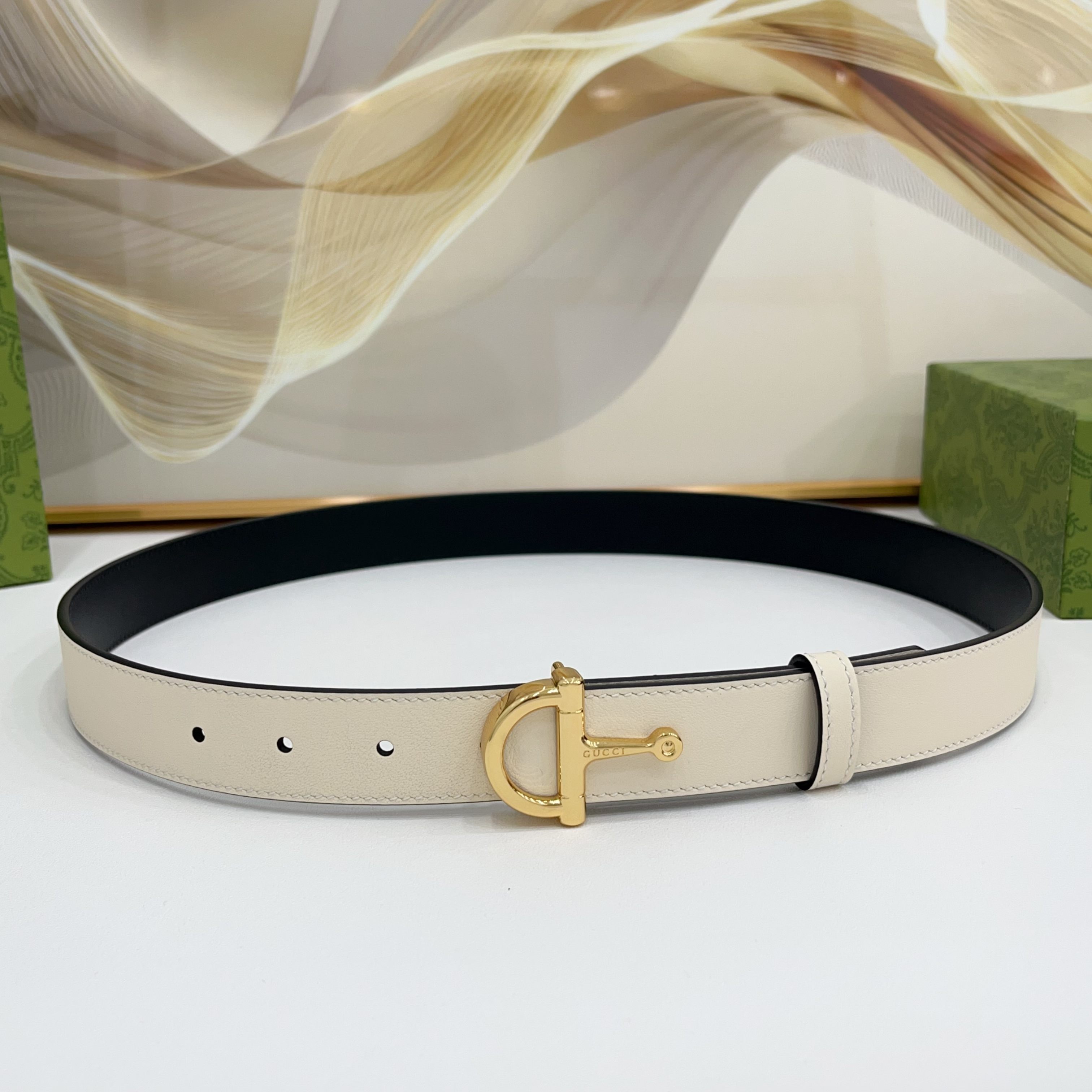 Gucci 3.0cm腰带甄选光滑皮革，饰有标志性搭扣，双面头层牛皮，时尚百搭！