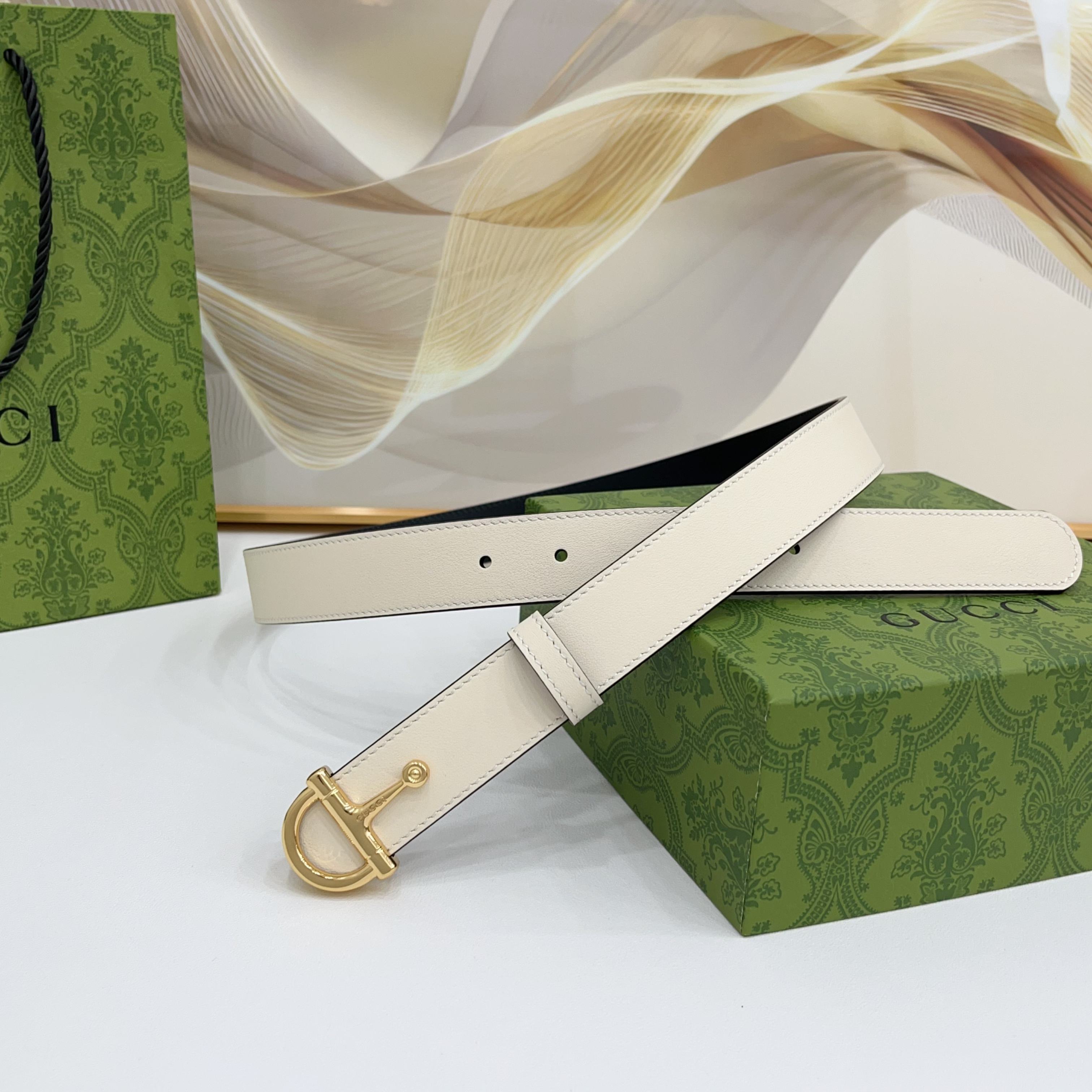 Gucci 3.0cm腰带甄选光滑皮革，饰有标志性搭扣，双面头层牛皮，时尚百搭！