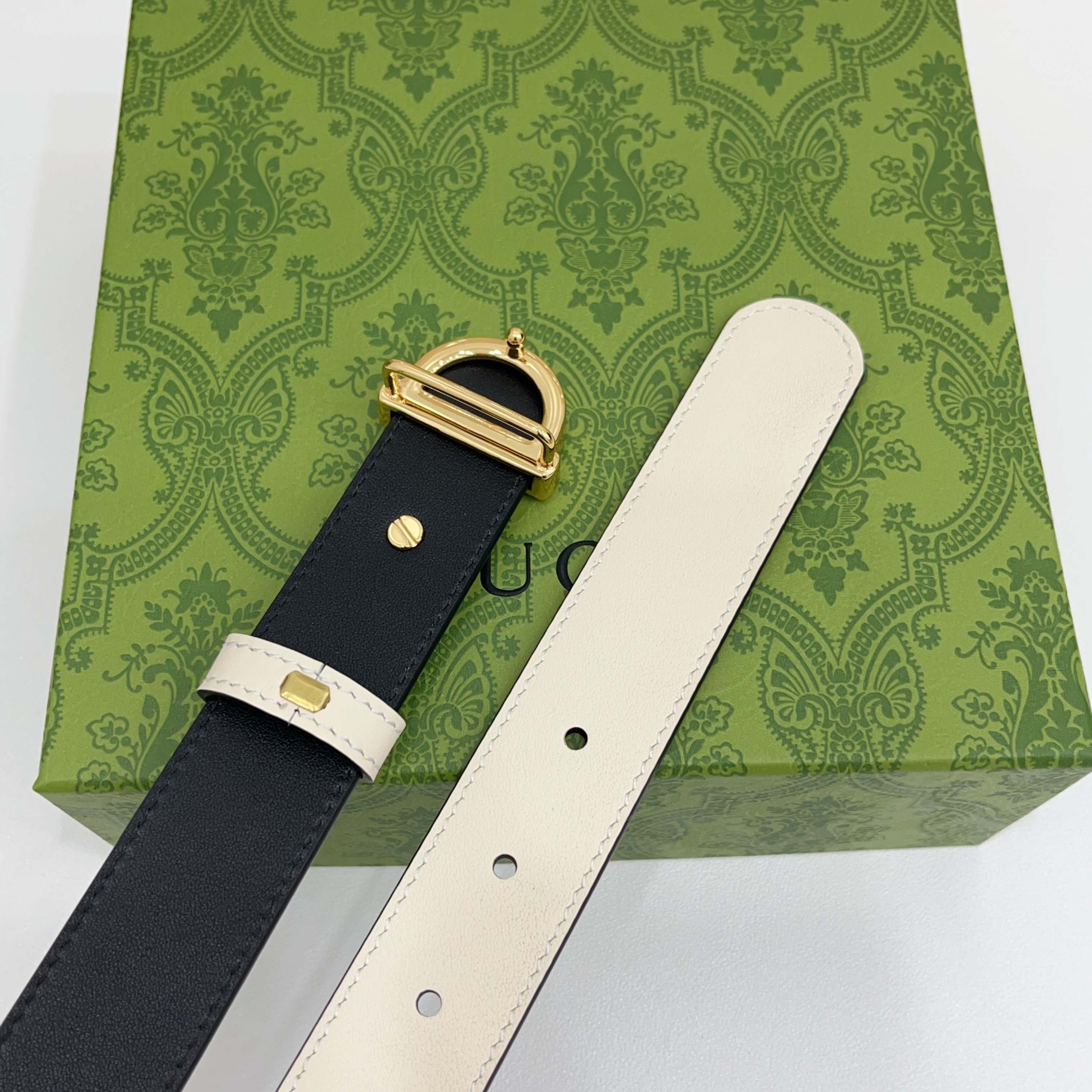 Gucci 3.0cm腰带甄选光滑皮革，饰有标志性搭扣，双面头层牛皮，时尚百搭！