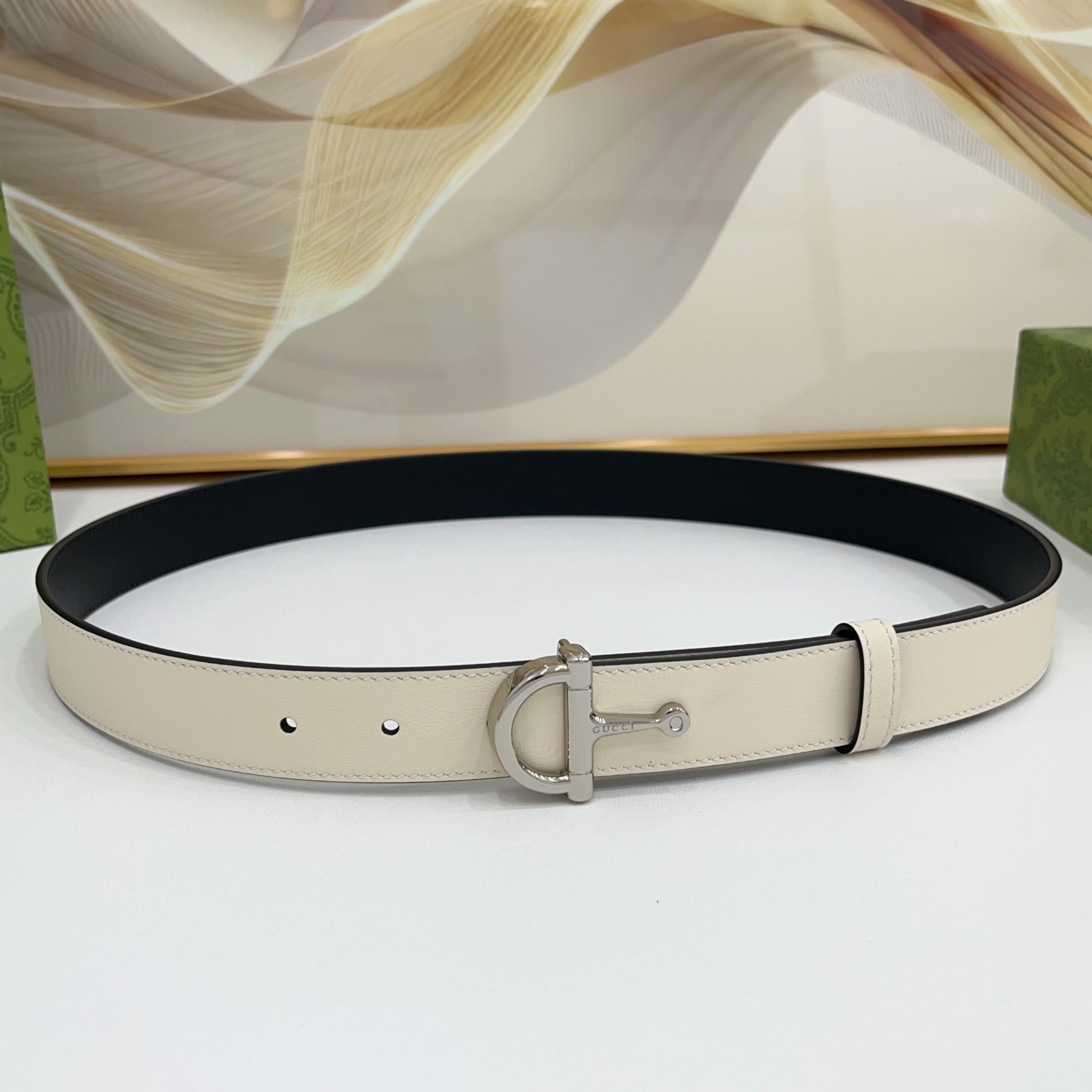 Gucci 3.0cm腰带甄选光滑皮革，饰有标志性搭扣，双面头层牛皮，时尚百搭！