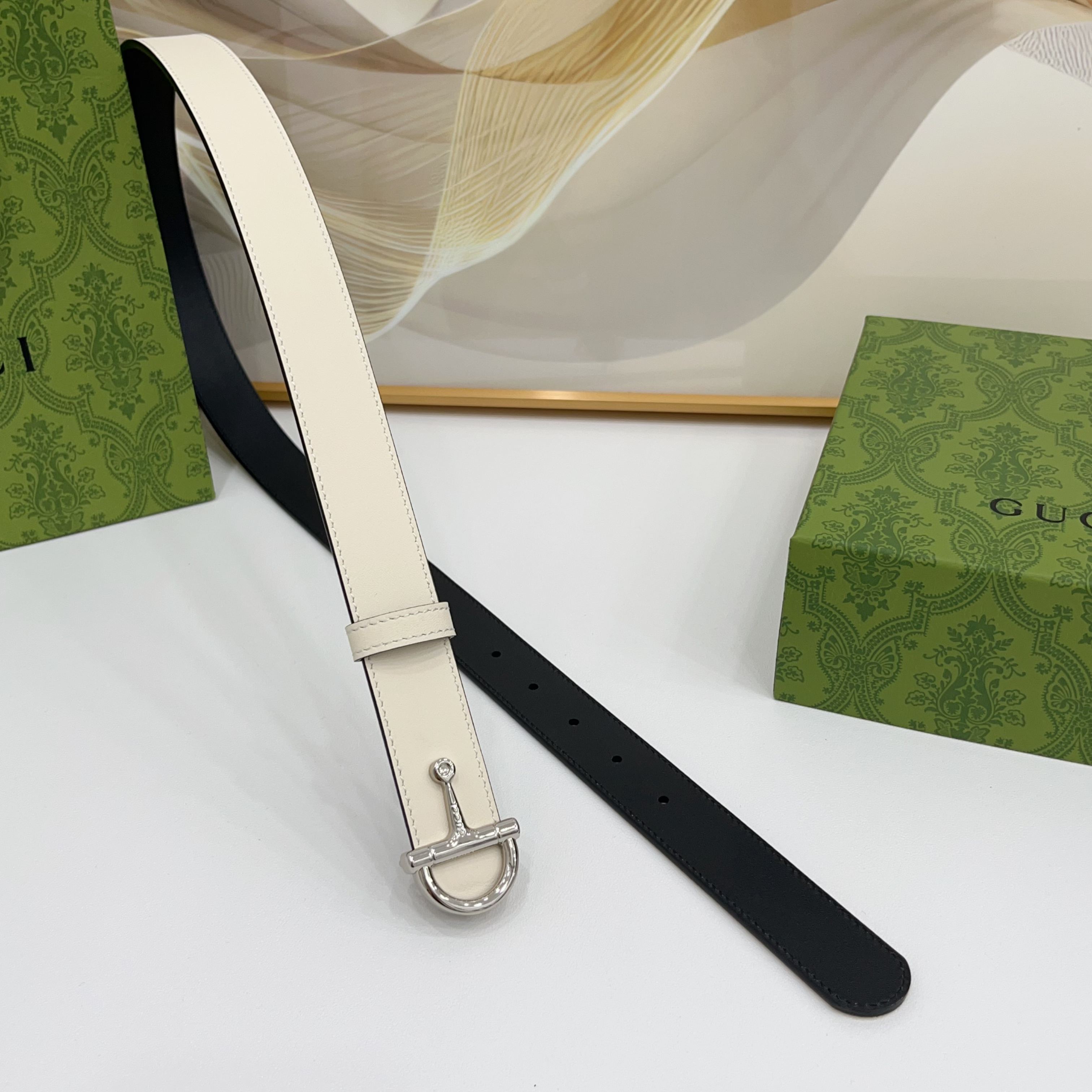 Gucci 3.0cm腰带甄选光滑皮革，饰有标志性搭扣，双面头层牛皮，时尚百搭！