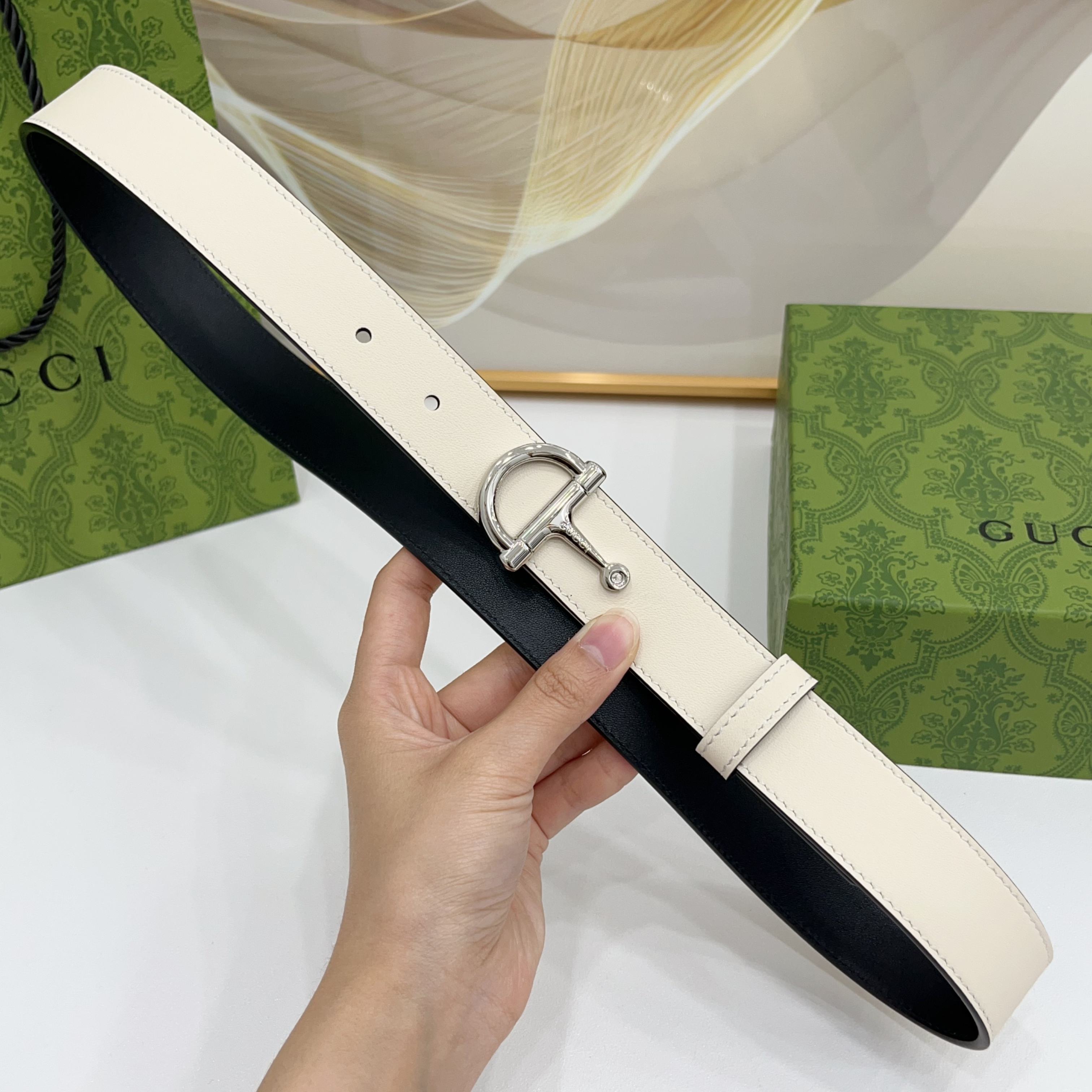 Gucci 3.0cm腰带甄选光滑皮革，饰有标志性搭扣，双面头层牛皮，时尚百搭！