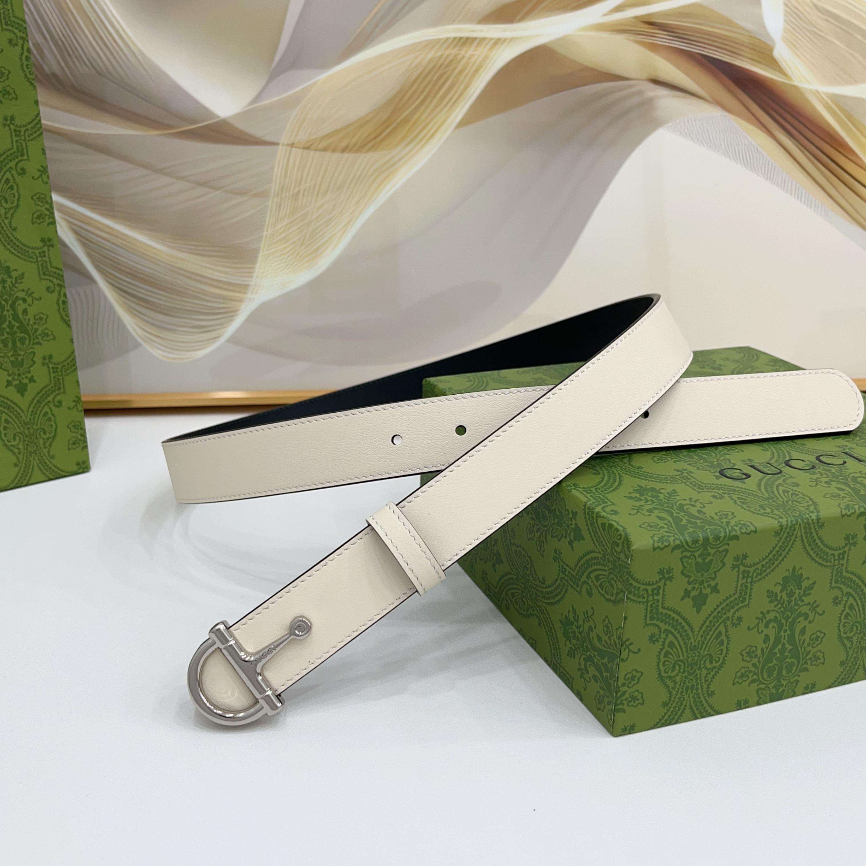 Gucci 3.0cm腰带甄选光滑皮革，饰有标志性搭扣，双面头层牛皮，时尚百搭！