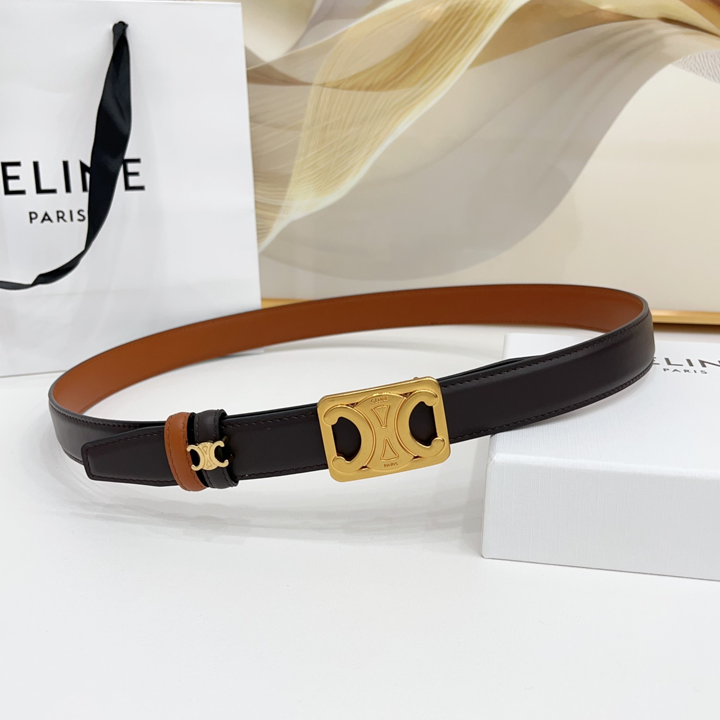 Celine 赛琳 2.5cm凯旋门新款 双面彩色带身上新双面头层小牛皮，质感细腻，丝滑，高端品质，做工