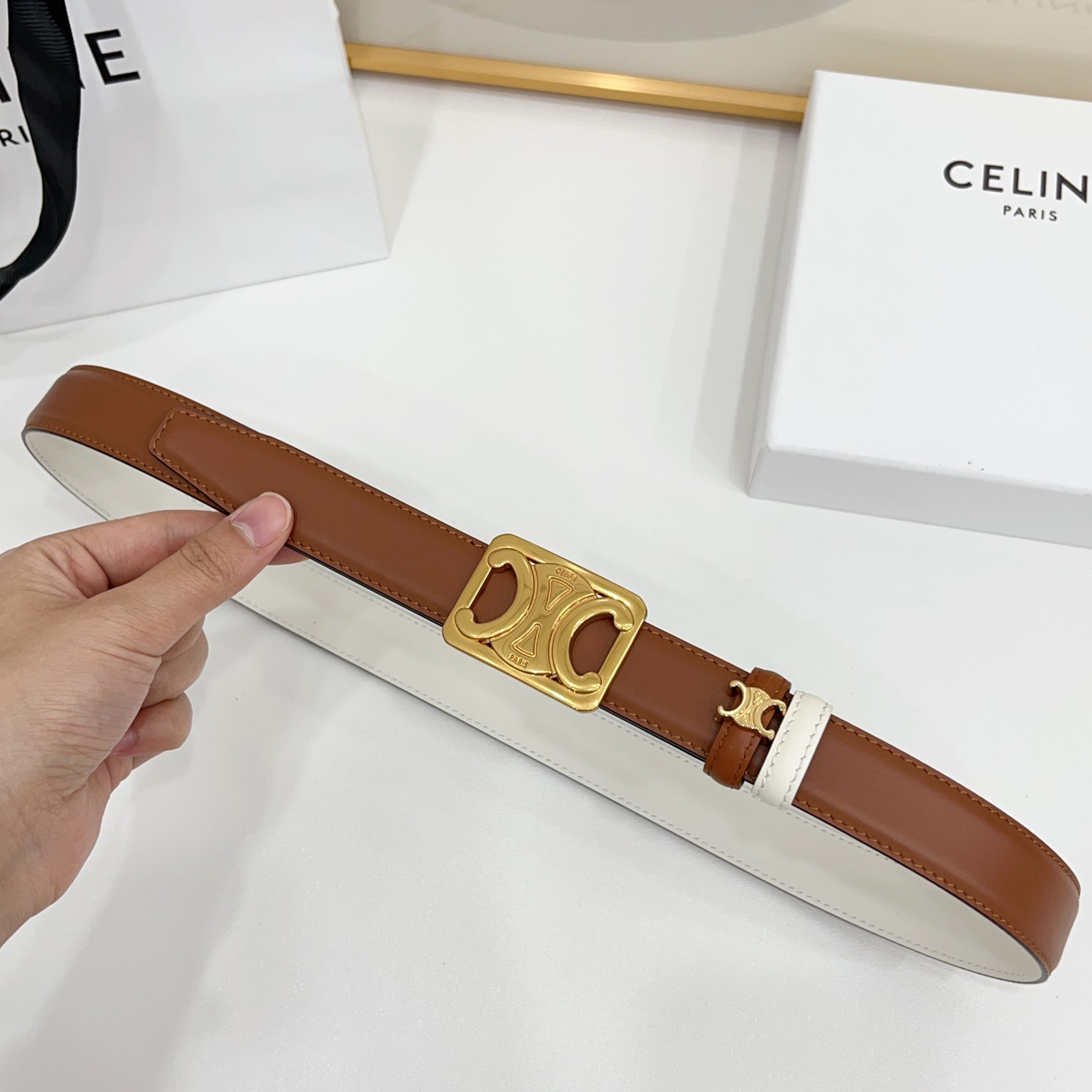 Celine 赛琳 2.5cm凯旋门新款 双面彩色带身上新双面头层小牛皮，质感细腻，丝滑，高端品质，做工