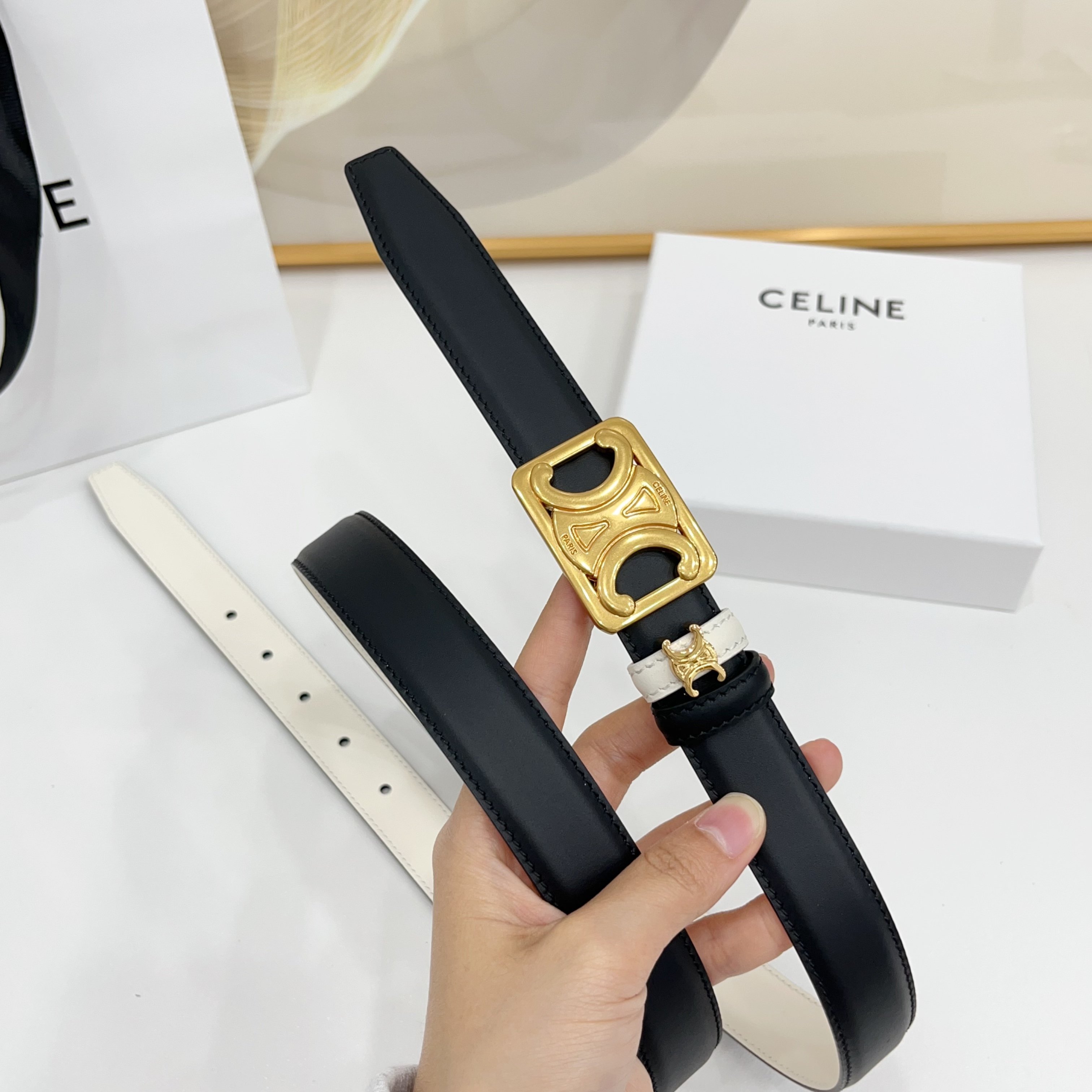 Celine 赛琳 2.5cm凯旋门新款 双面彩色带身上新双面头层小牛皮，质感细腻，丝滑，高端品质，做工