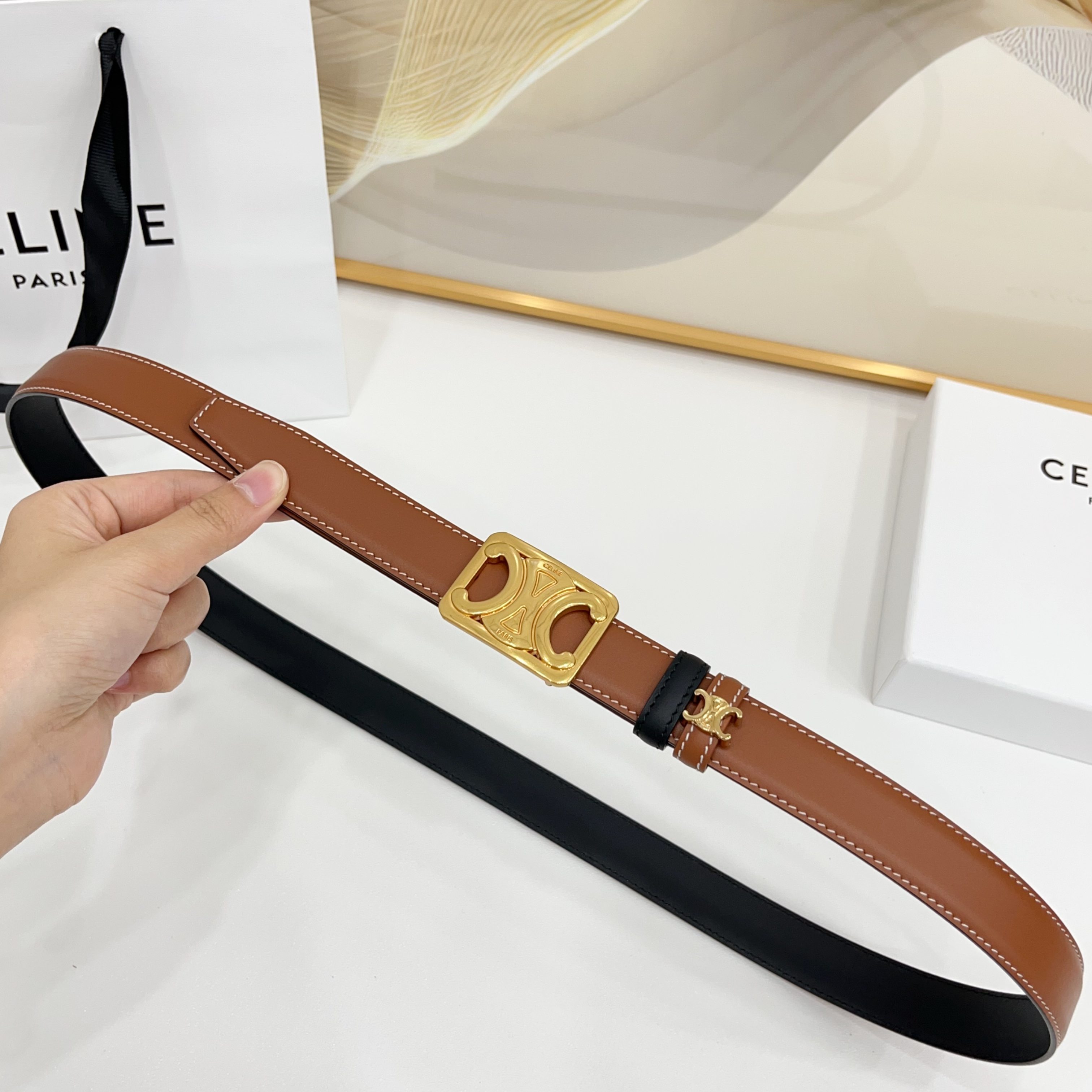 Celine 赛琳 2.5cm凯旋门新款 双面彩色带身上新双面头层小牛皮，质感细腻，丝滑，高端品质，做工