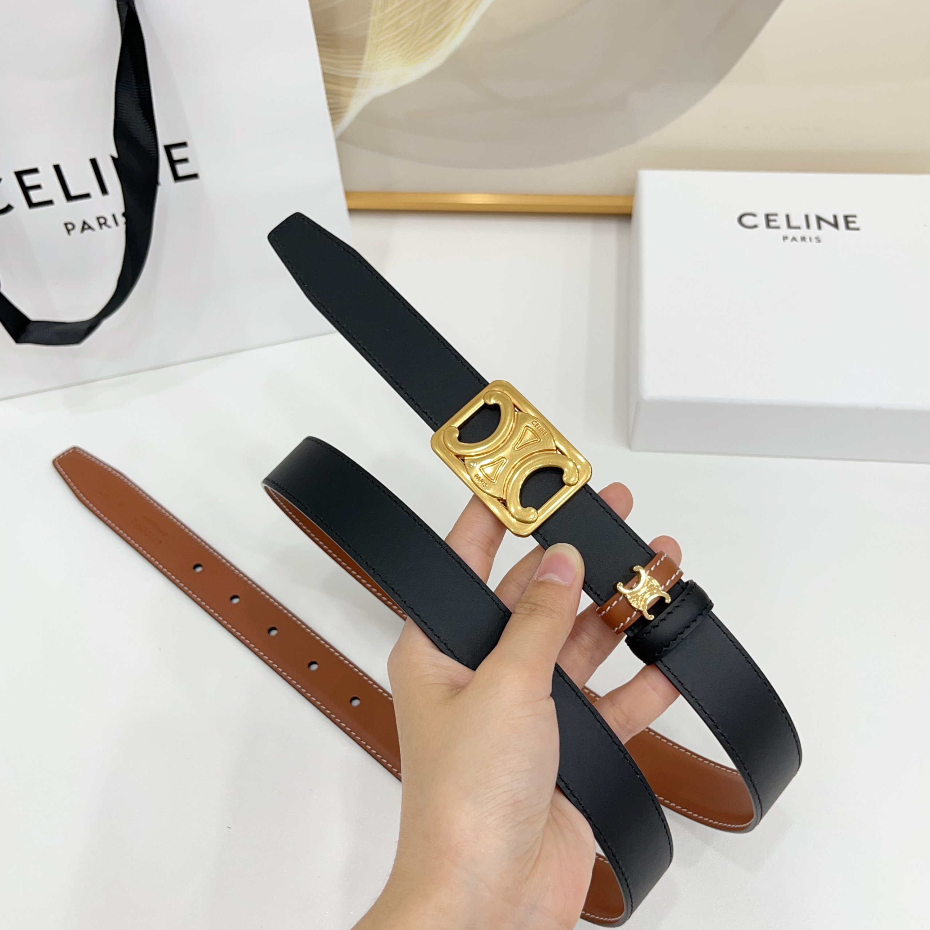 Celine 赛琳 2.5cm凯旋门新款 双面彩色带身上新双面头层小牛皮，质感细腻，丝滑，高端品质，做工