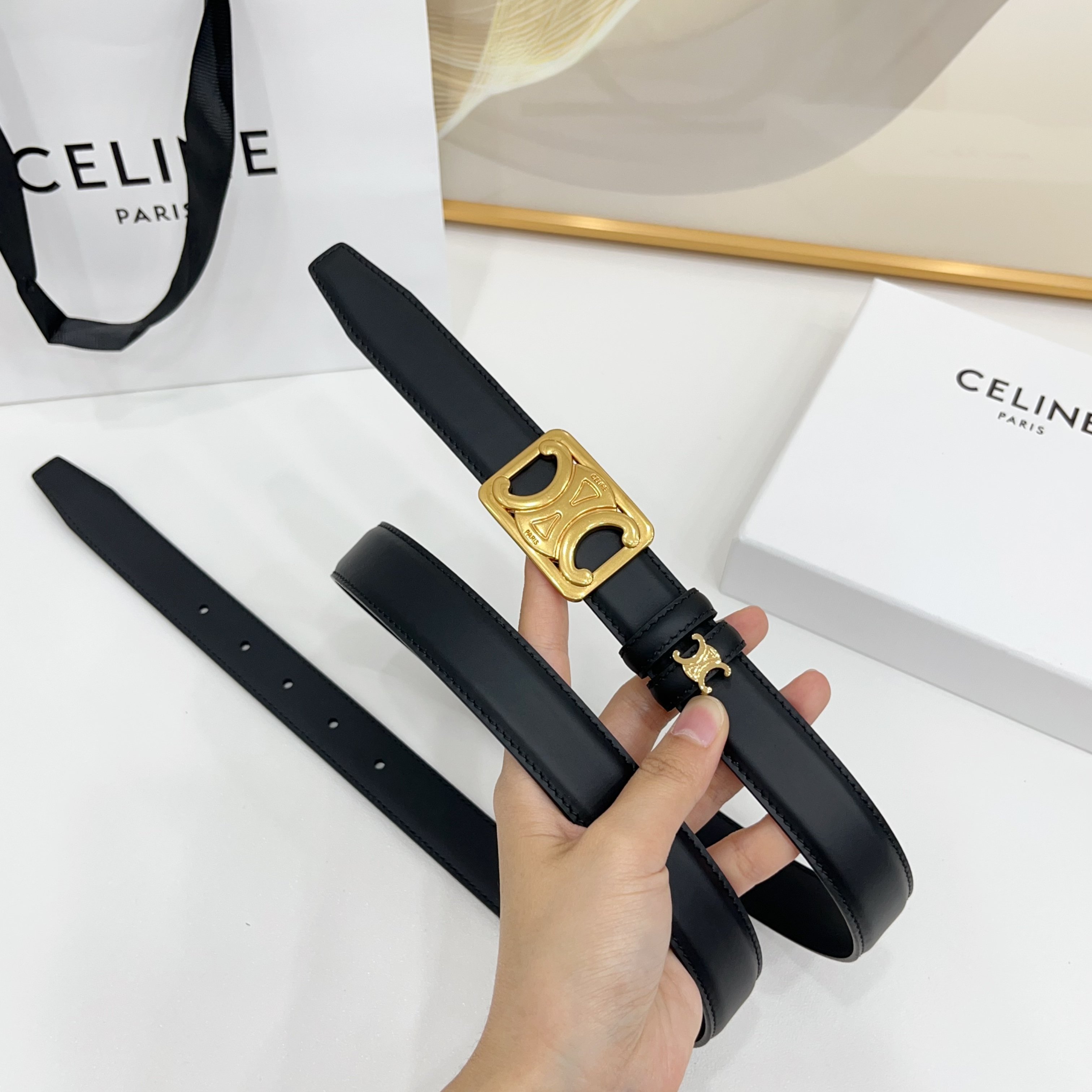 Celine 赛琳 2.5cm凯旋门新款 双面彩色带身上新双面头层小牛皮，质感细腻，丝滑，高端品质，做工