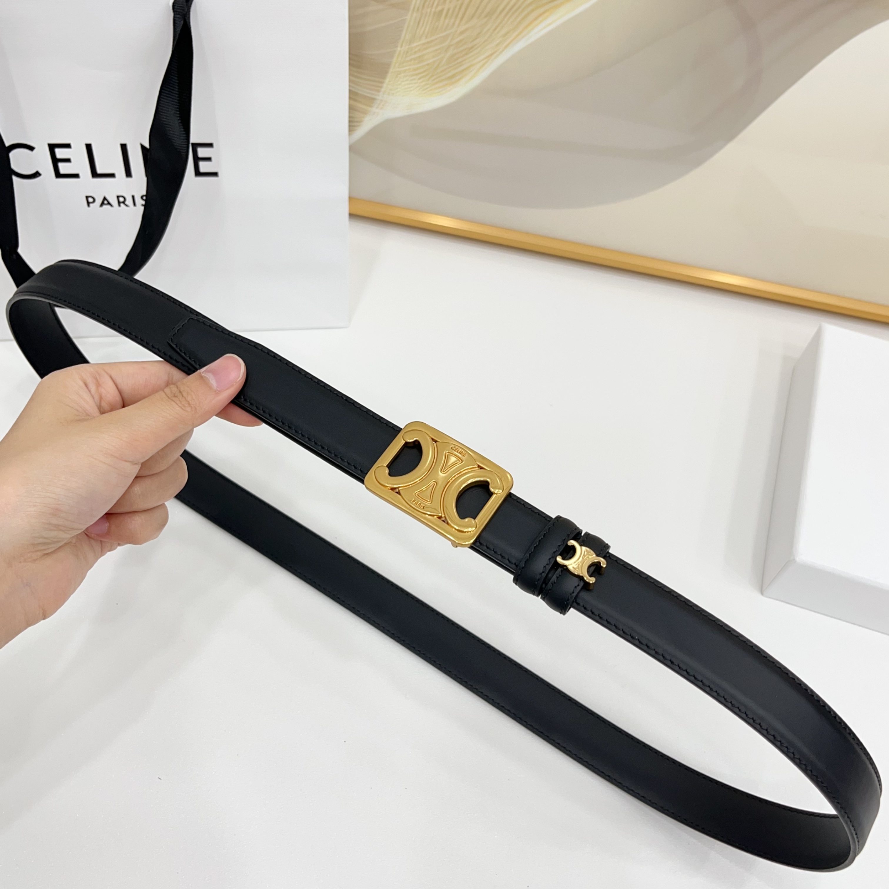 Celine 赛琳 2.5cm凯旋门新款 双面彩色带身上新双面头层小牛皮，质感细腻，丝滑，高端品质，做工