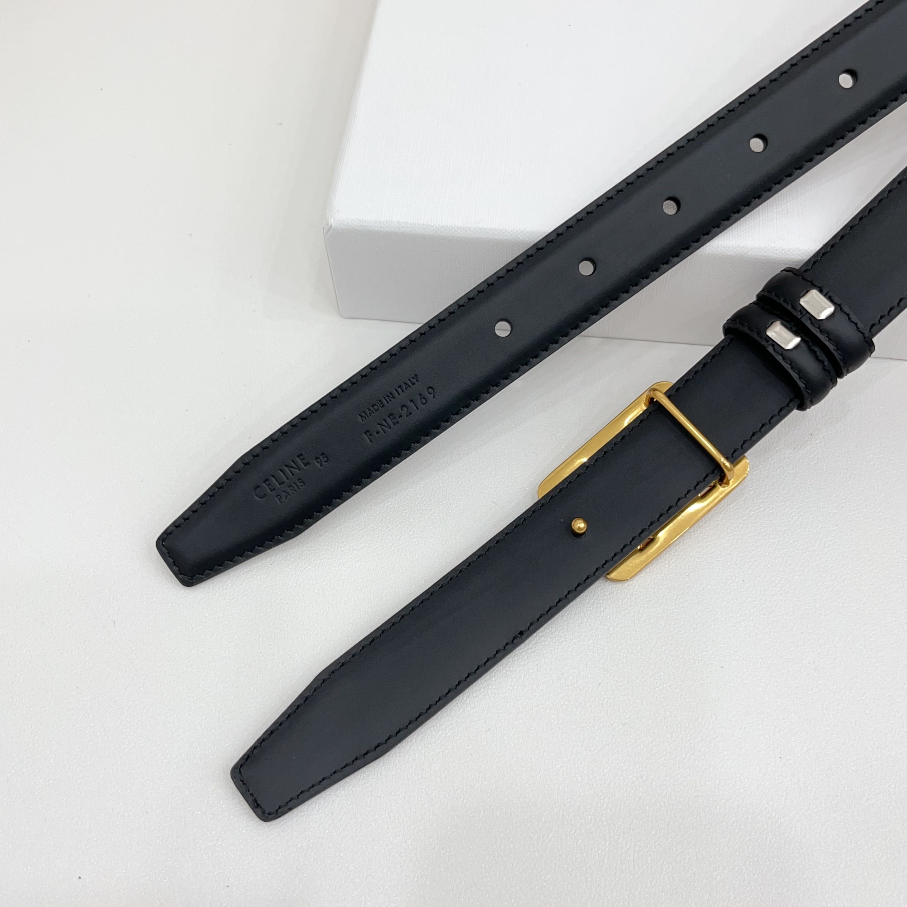 Celine 赛琳 2.5cm凯旋门新款 双面彩色带身上新双面头层小牛皮，质感细腻，丝滑，高端品质，做工