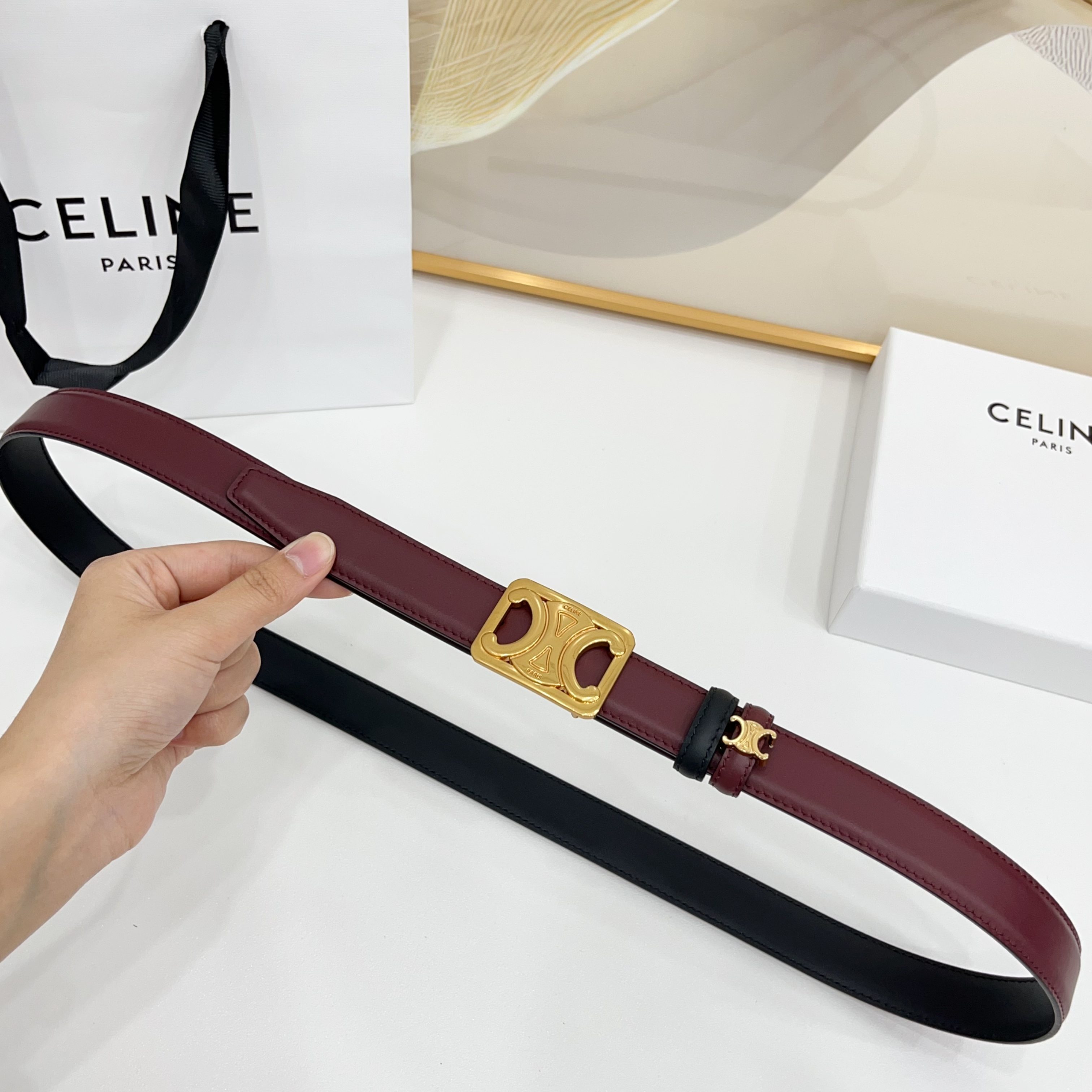 Celine 赛琳 2.5cm凯旋门新款 双面彩色带身上新双面头层小牛皮，质感细腻，丝滑，高端品质，做工