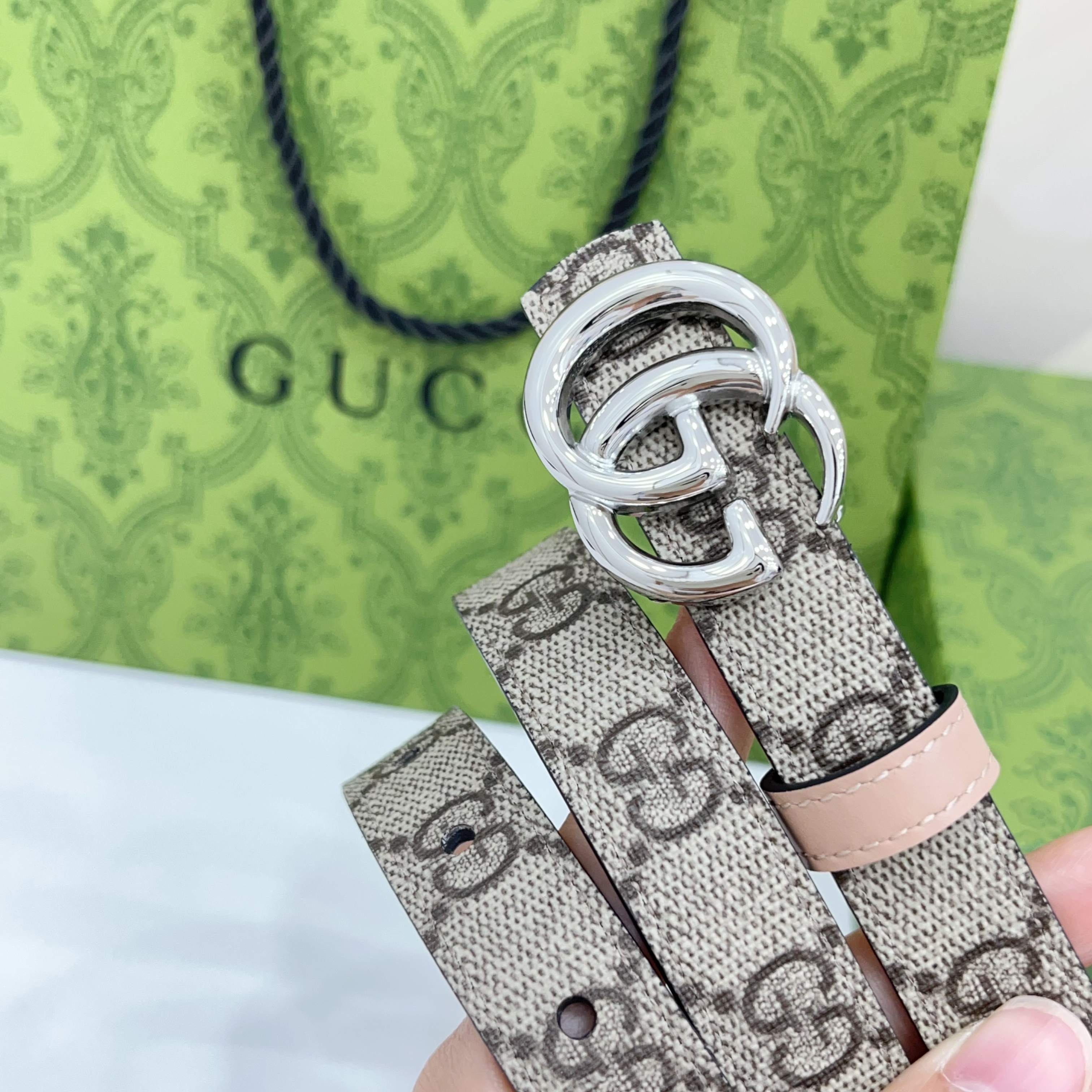 Gucci 2.0cm经典防水布料搭配头层牛皮底，经典双C挂扣，对官网浅金扣，银色扣，时尚百搭！