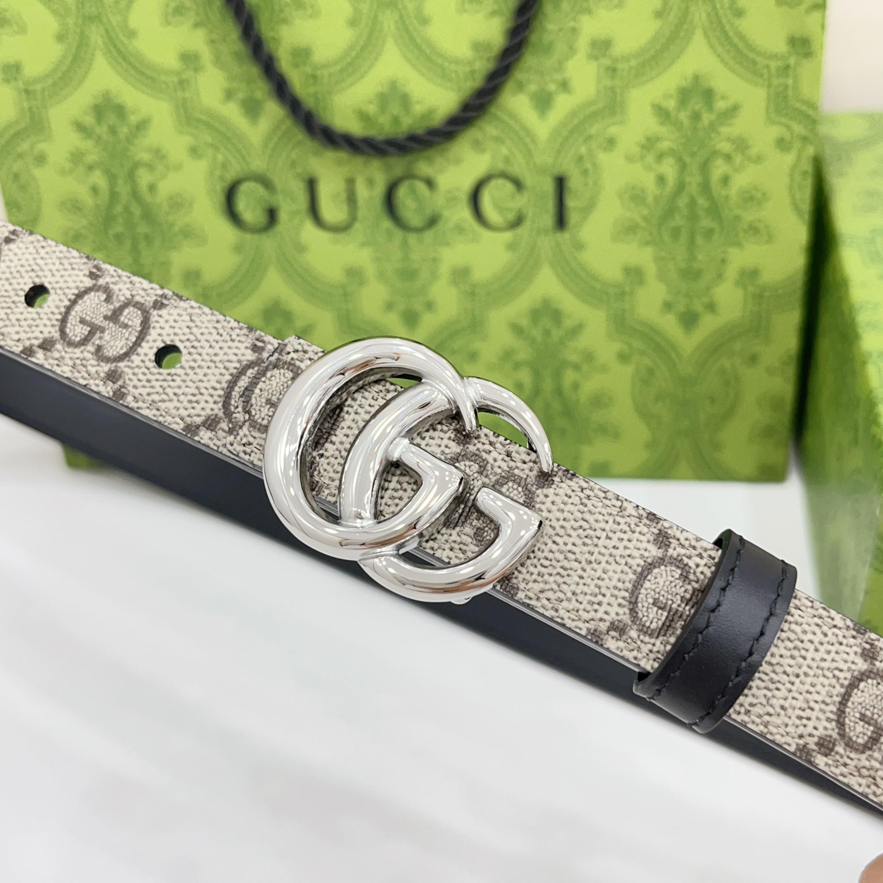 Gucci 2.0cm经典防水布料搭配头层牛皮底，经典双C挂扣，对官网浅金扣，银色扣，时尚百搭！