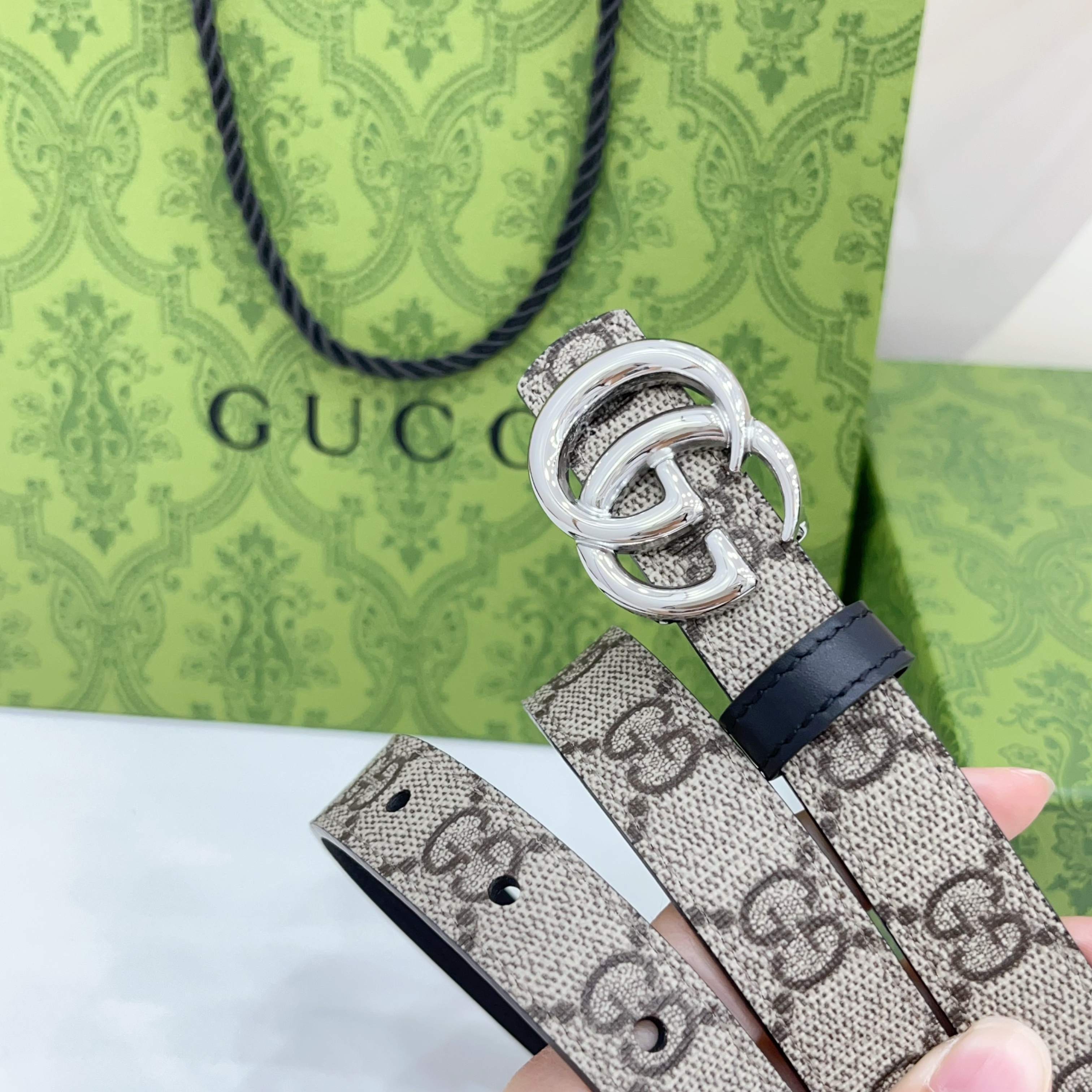 Gucci 2.0cm经典防水布料搭配头层牛皮底，经典双C挂扣，对官网浅金扣，银色扣，时尚百搭！