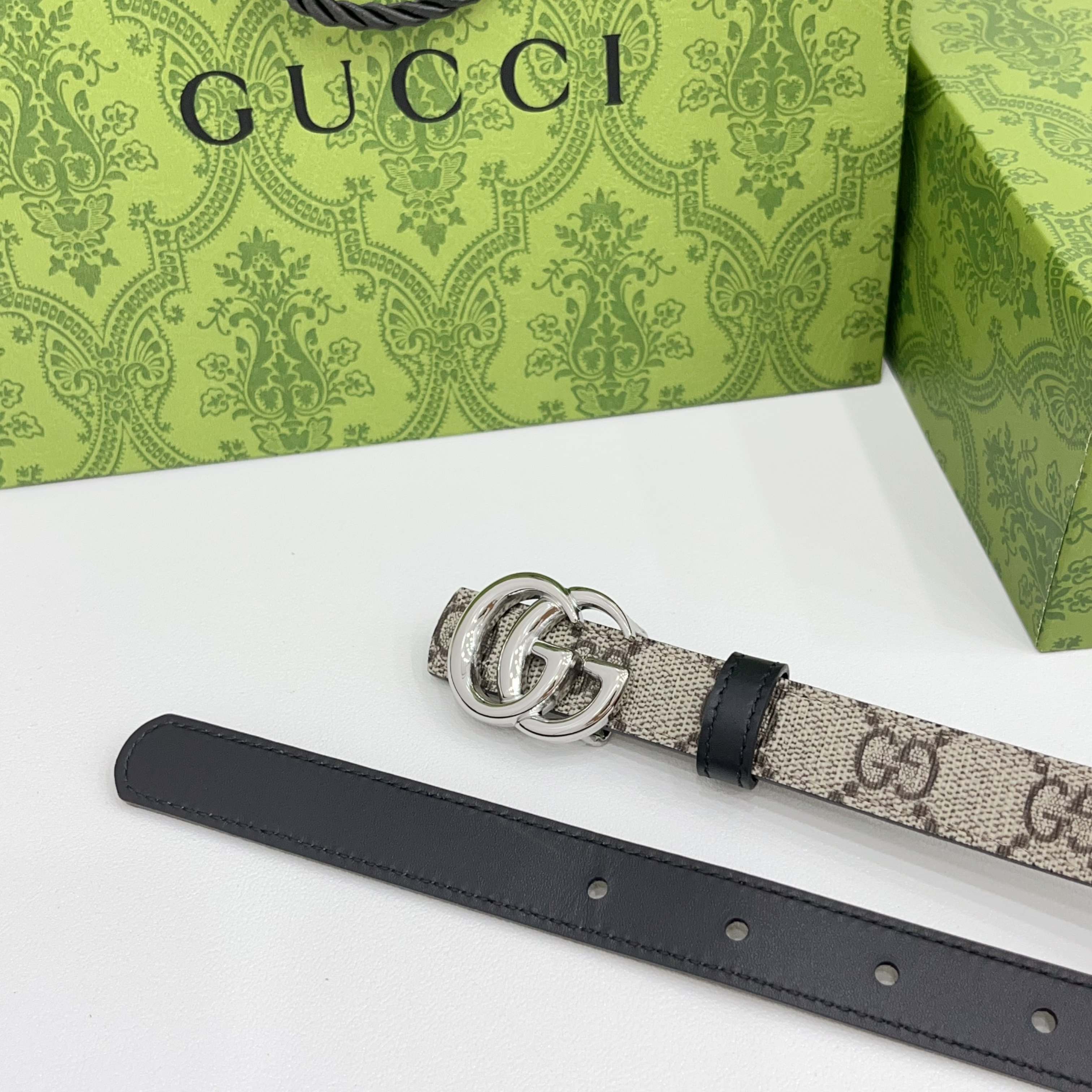 Gucci 2.0cm经典防水布料搭配头层牛皮底，经典双C挂扣，对官网浅金扣，银色扣，时尚百搭！