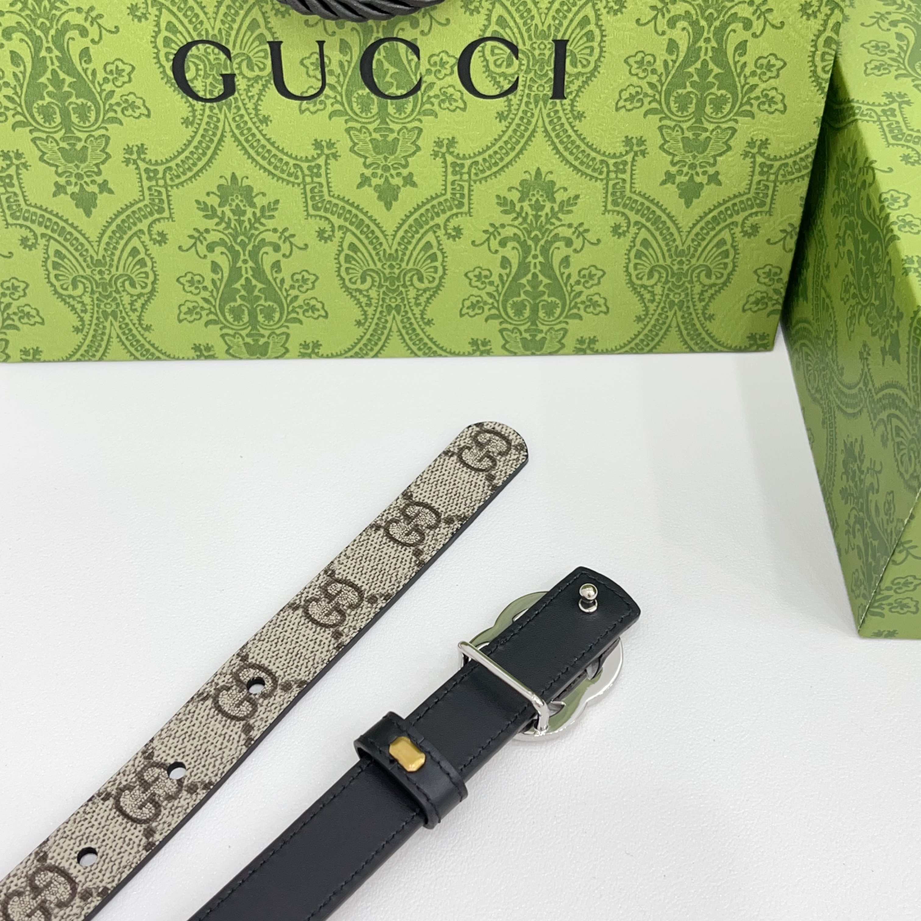 Gucci 2.0cm经典防水布料搭配头层牛皮底，经典双C挂扣，对官网浅金扣，银色扣，时尚百搭！