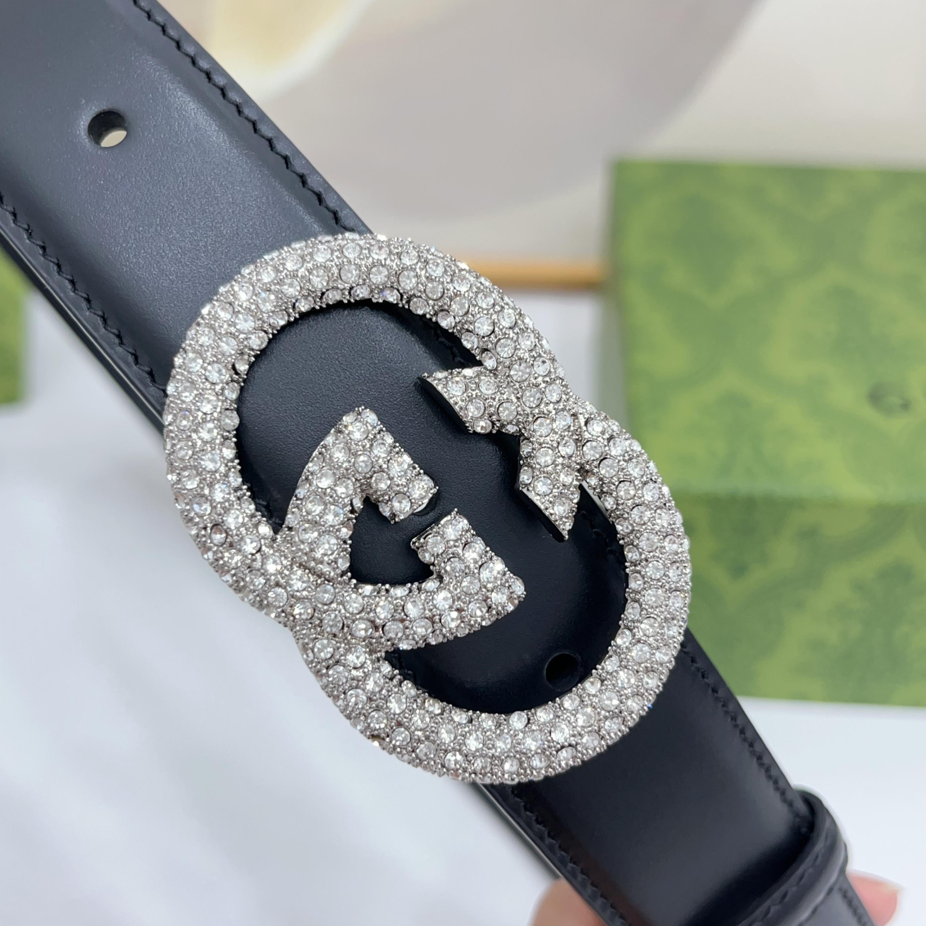 Gucci 3.0cmGG图案于2026早春系列焕然登场，为现代感十足的皮革配注入别致魅力。这款窄版腰带