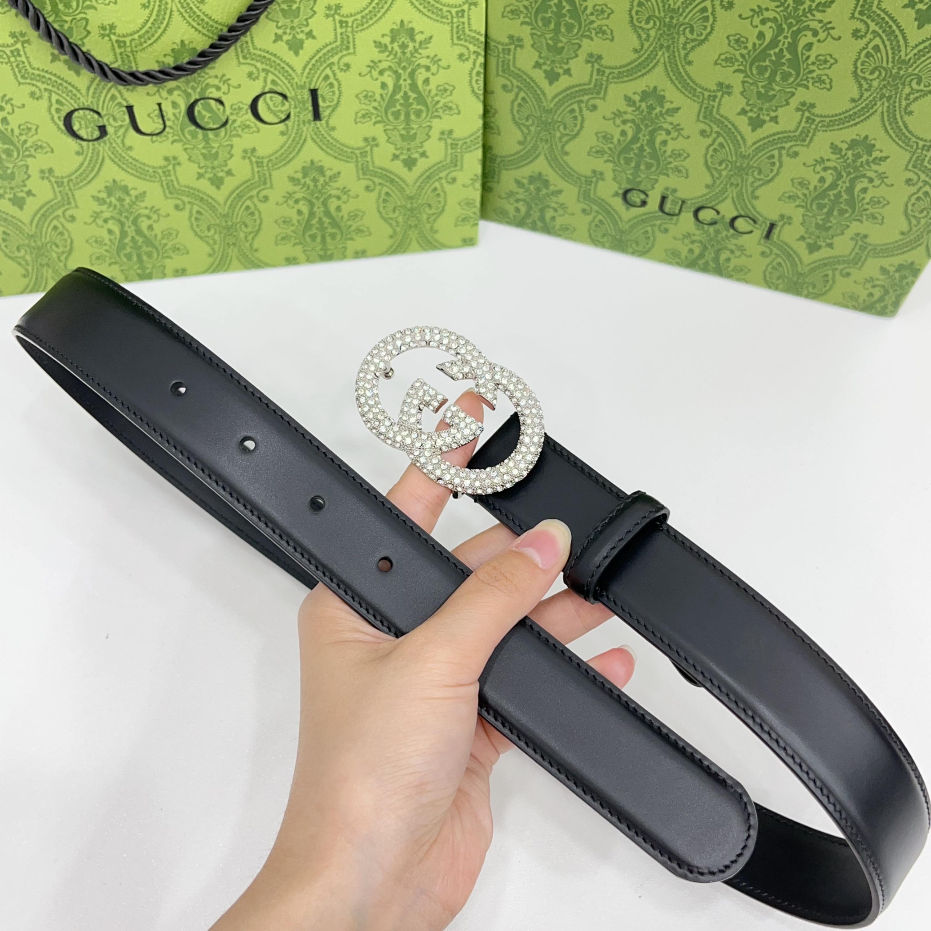 Gucci 3.0cmGG图案于2026早春系列焕然登场，为现代感十足的皮革配注入别致魅力。这款窄版腰带