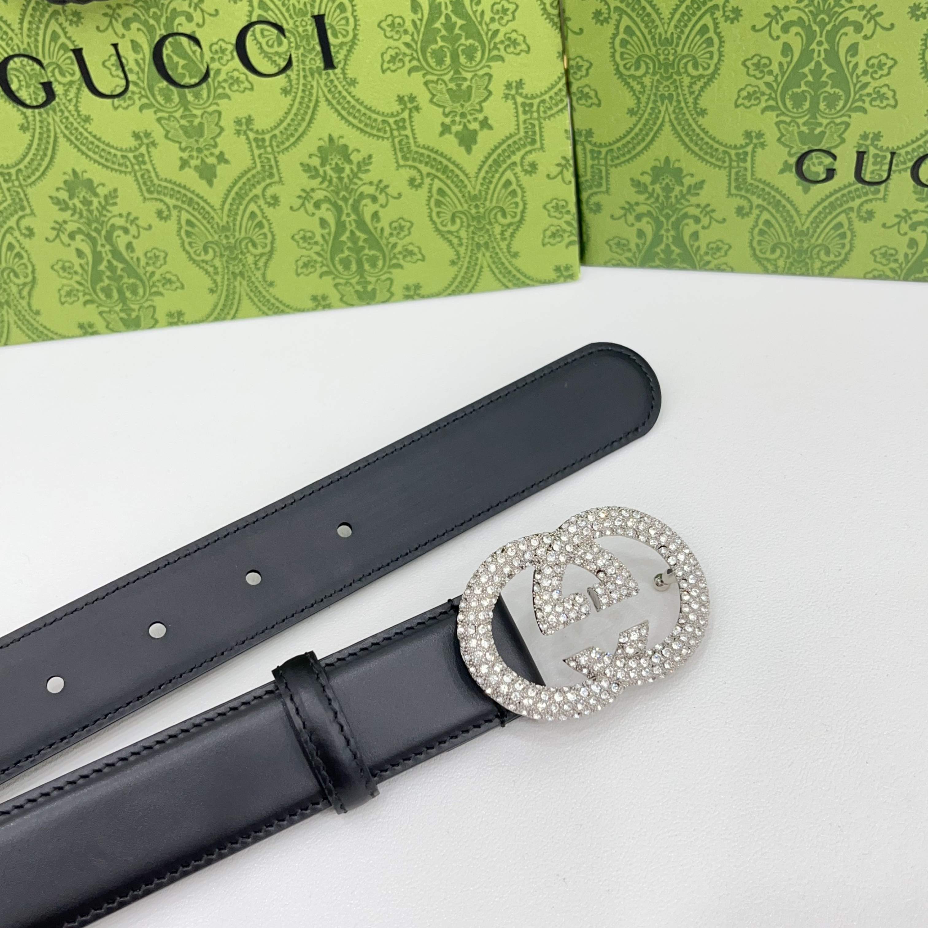 Gucci 3.0cmGG图案于2026早春系列焕然登场，为现代感十足的皮革配注入别致魅力。这款窄版腰带