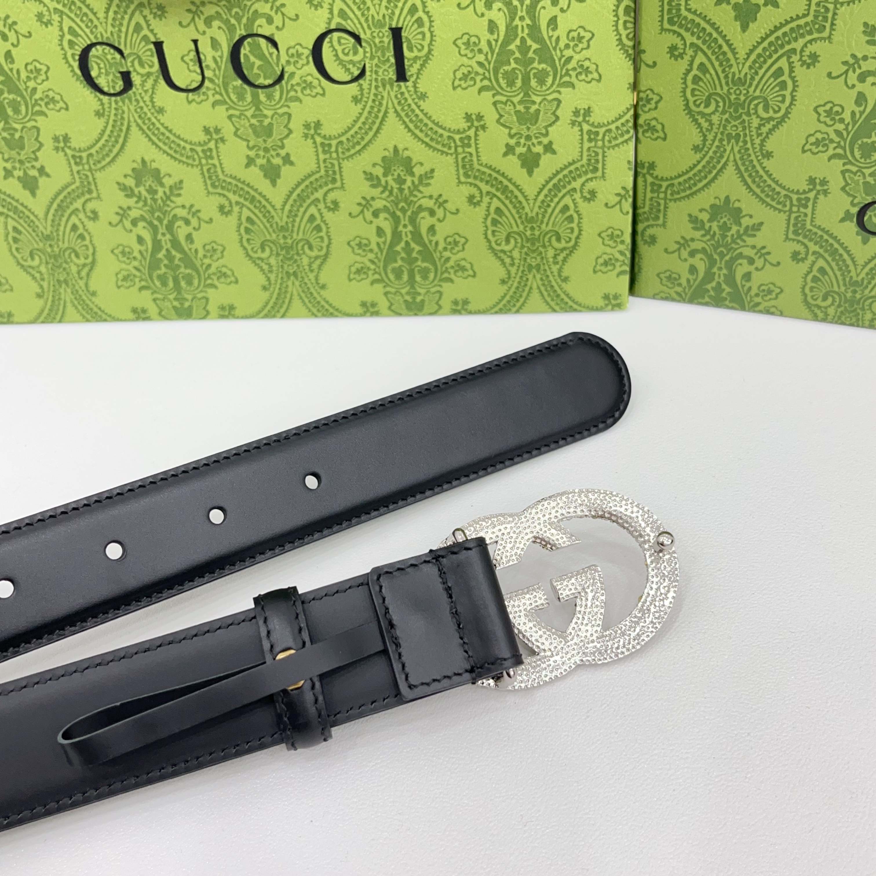 Gucci 3.0cmGG图案于2026早春系列焕然登场，为现代感十足的皮革配注入别致魅力。这款窄版腰带
