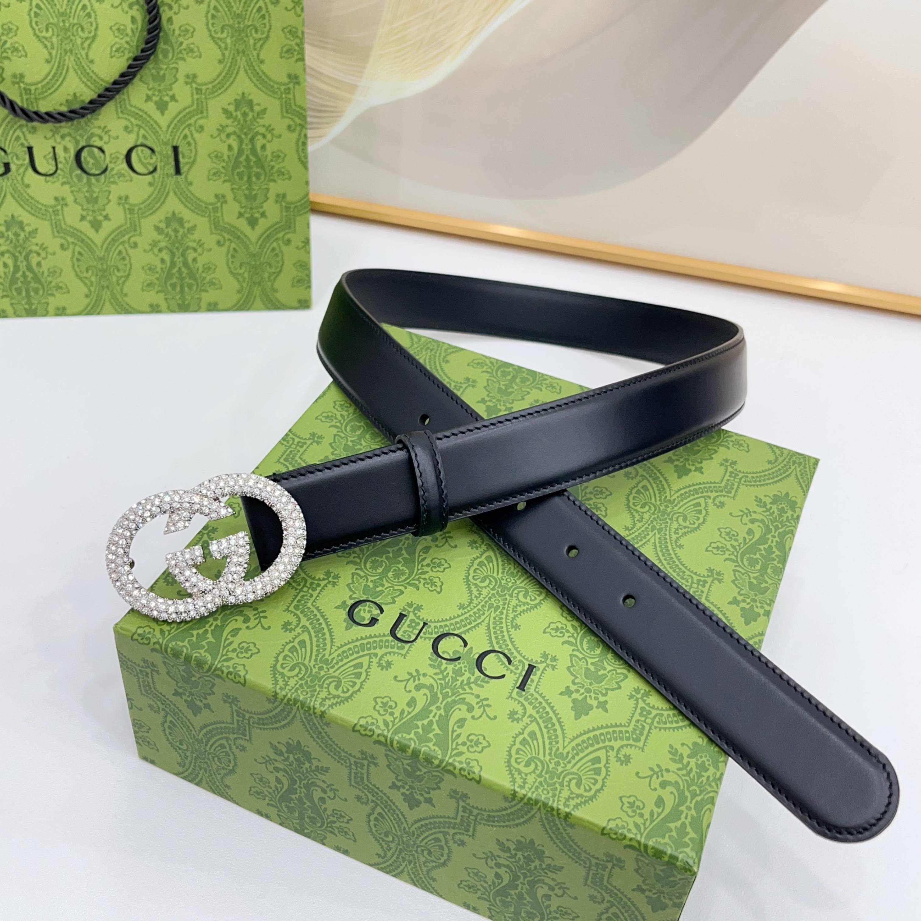 Gucci 3.0cmGG图案于2026早春系列焕然登场，为现代感十足的皮革配注入别致魅力。这款窄版腰带