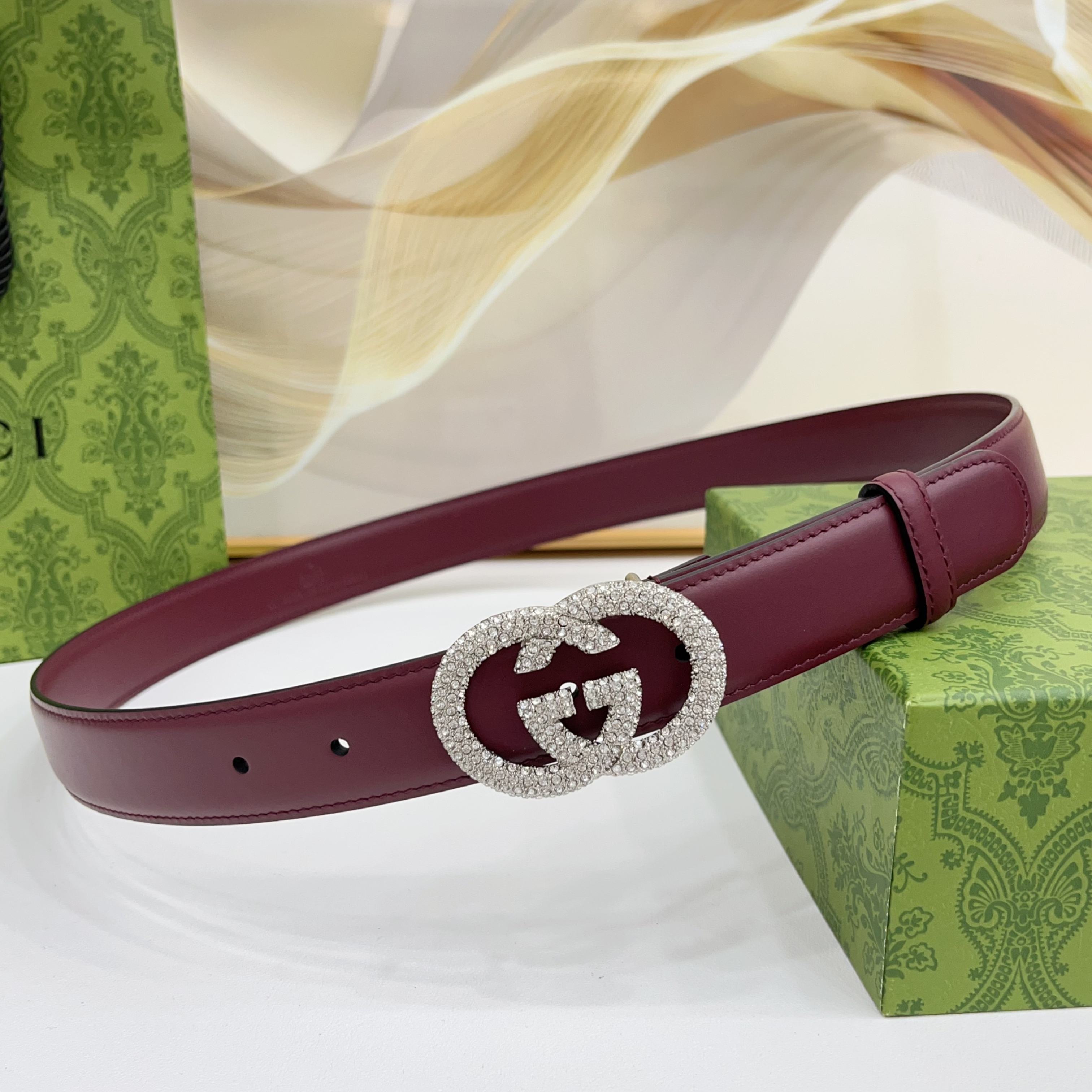 Gucci 3.0cmGG图案于2026早春系列焕然登场，为现代感十足的皮革配注入别致魅力。这款窄版腰带