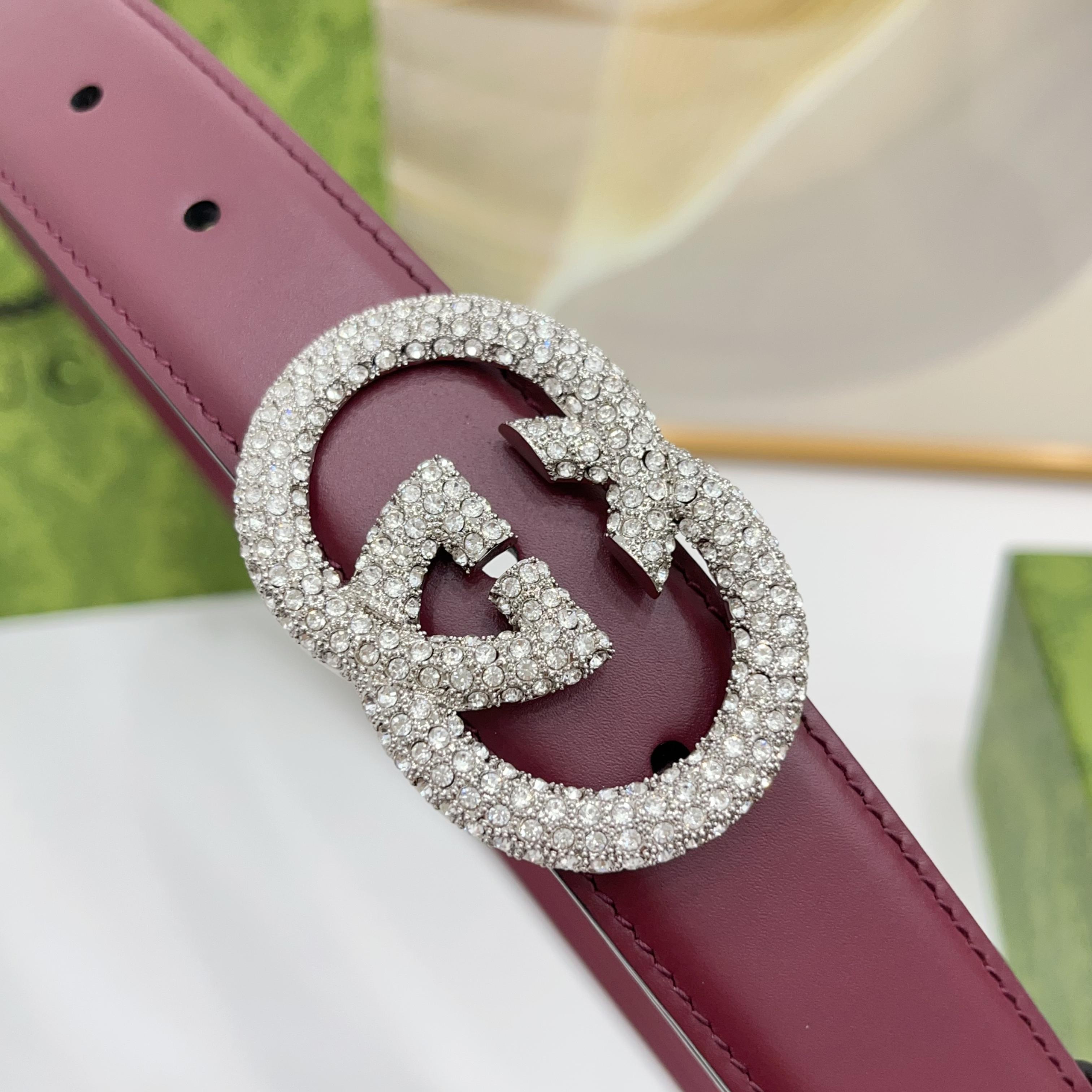 Gucci 3.0cmGG图案于2026早春系列焕然登场，为现代感十足的皮革配注入别致魅力。这款窄版腰带