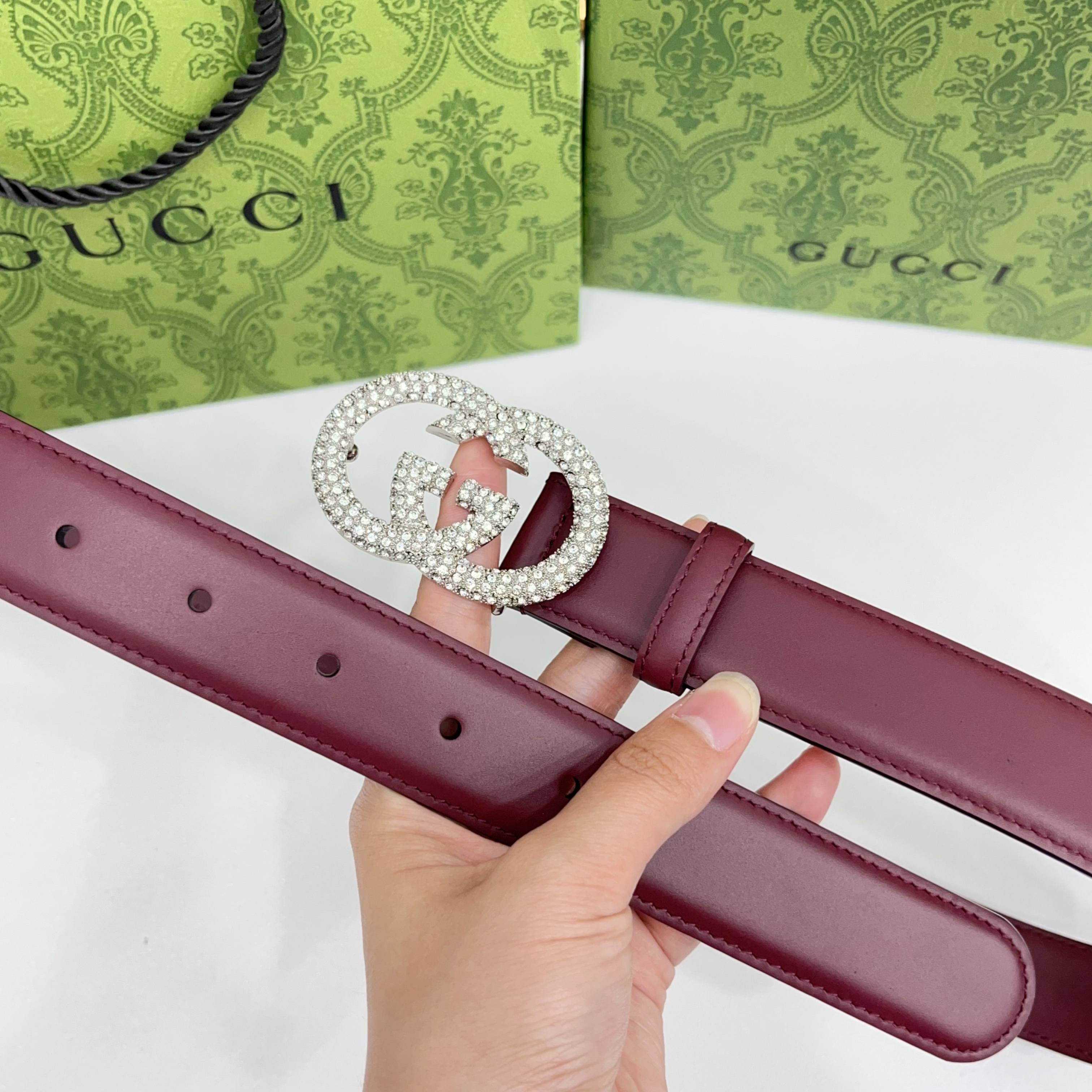 Gucci 3.0cmGG图案于2026早春系列焕然登场，为现代感十足的皮革配注入别致魅力。这款窄版腰带