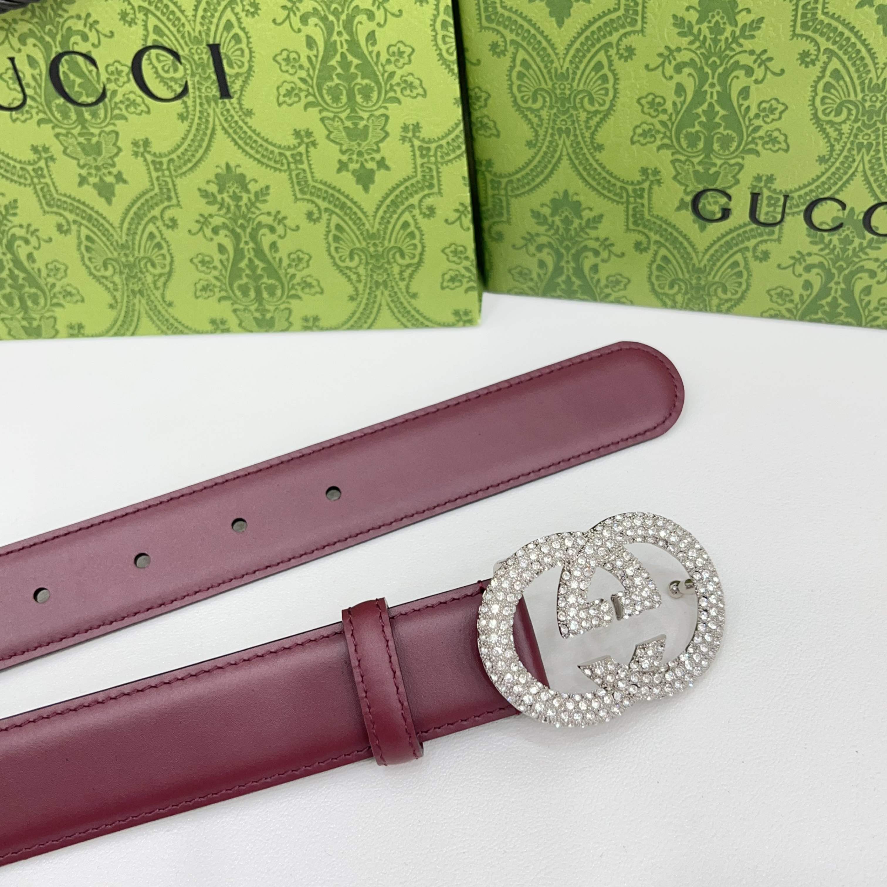 Gucci 3.0cmGG图案于2026早春系列焕然登场，为现代感十足的皮革配注入别致魅力。这款窄版腰带