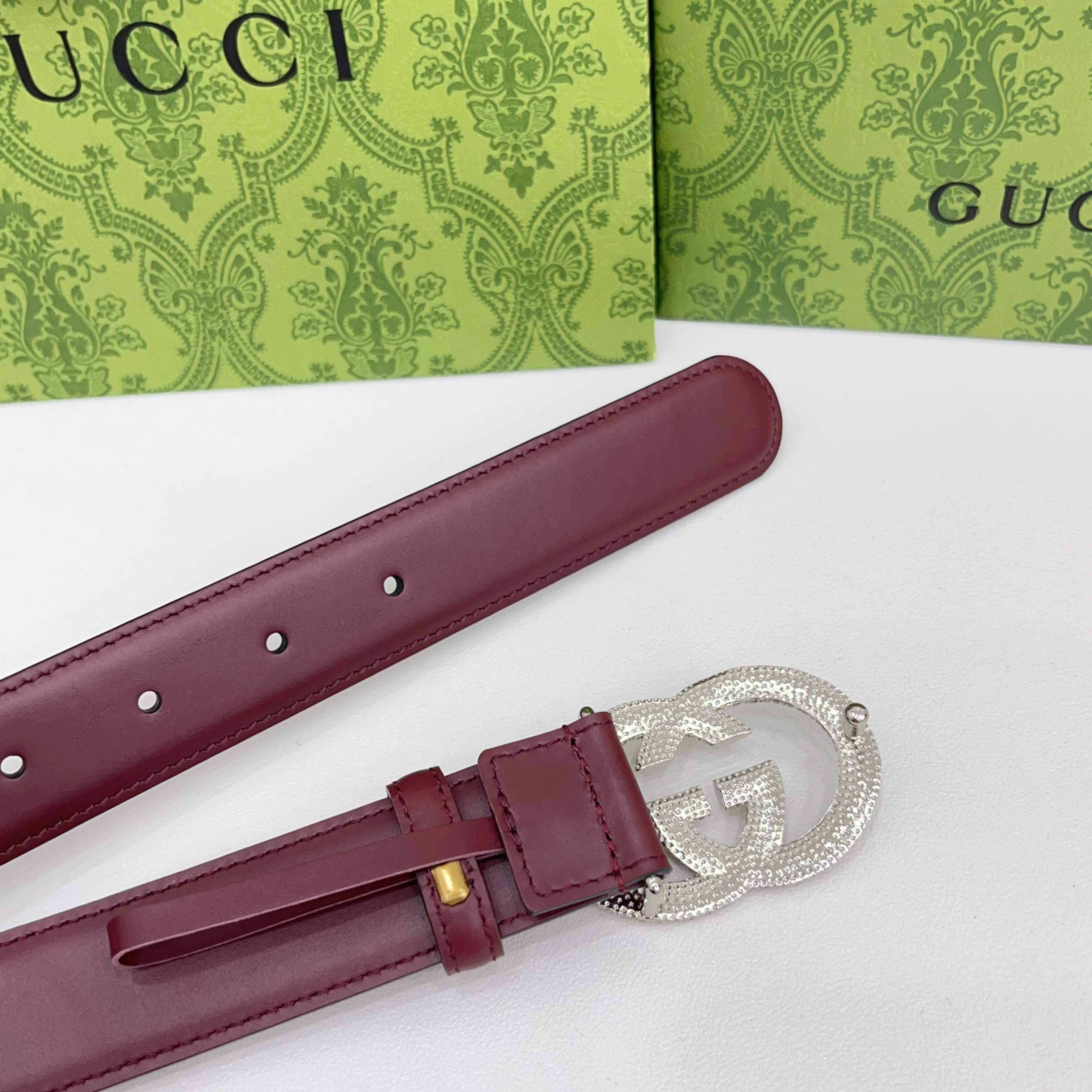 Gucci 3.0cmGG图案于2026早春系列焕然登场，为现代感十足的皮革配注入别致魅力。这款窄版腰带