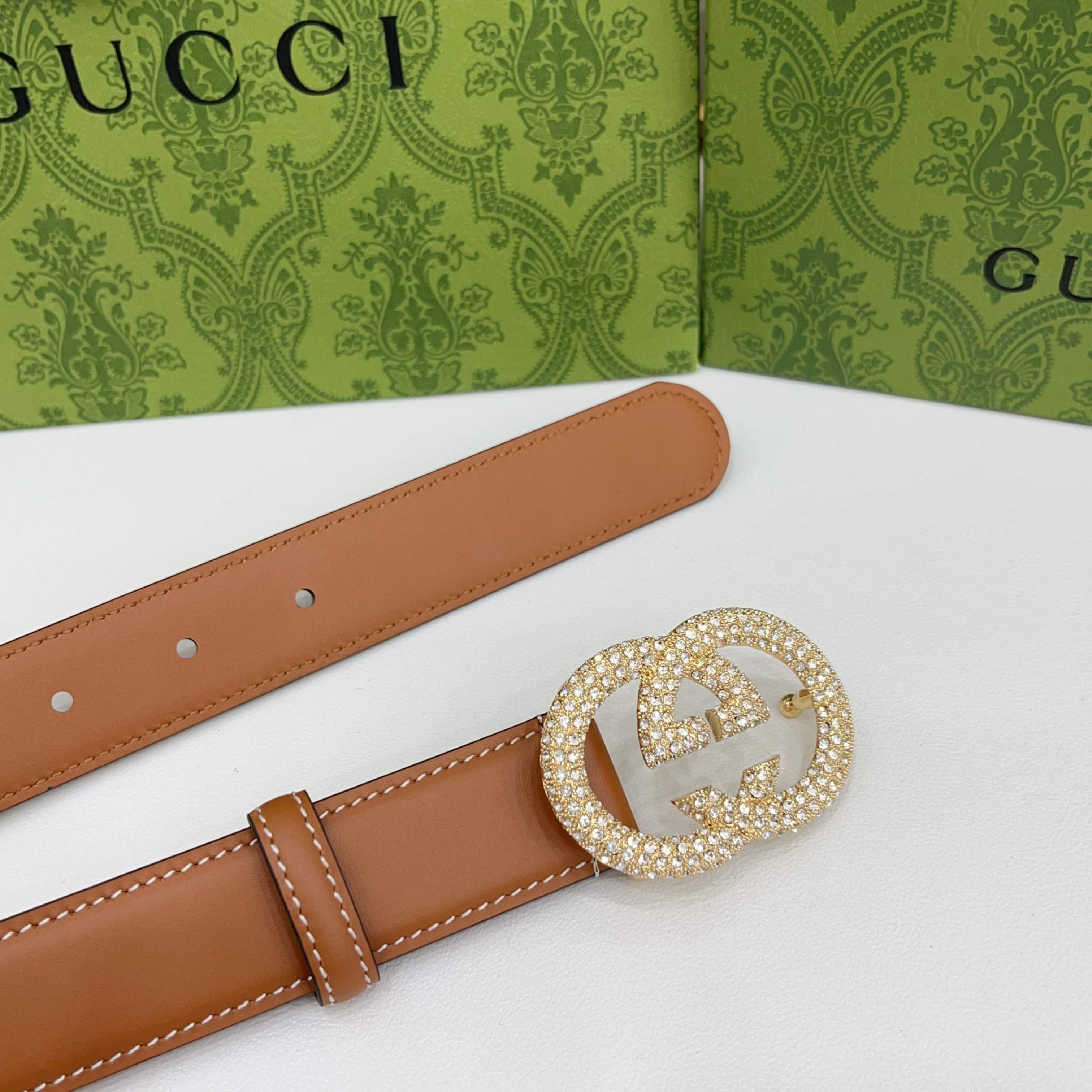 Gucci 3.0cmGG图案于2026早春系列焕然登场，为现代感十足的皮革配注入别致魅力。这款窄版腰带