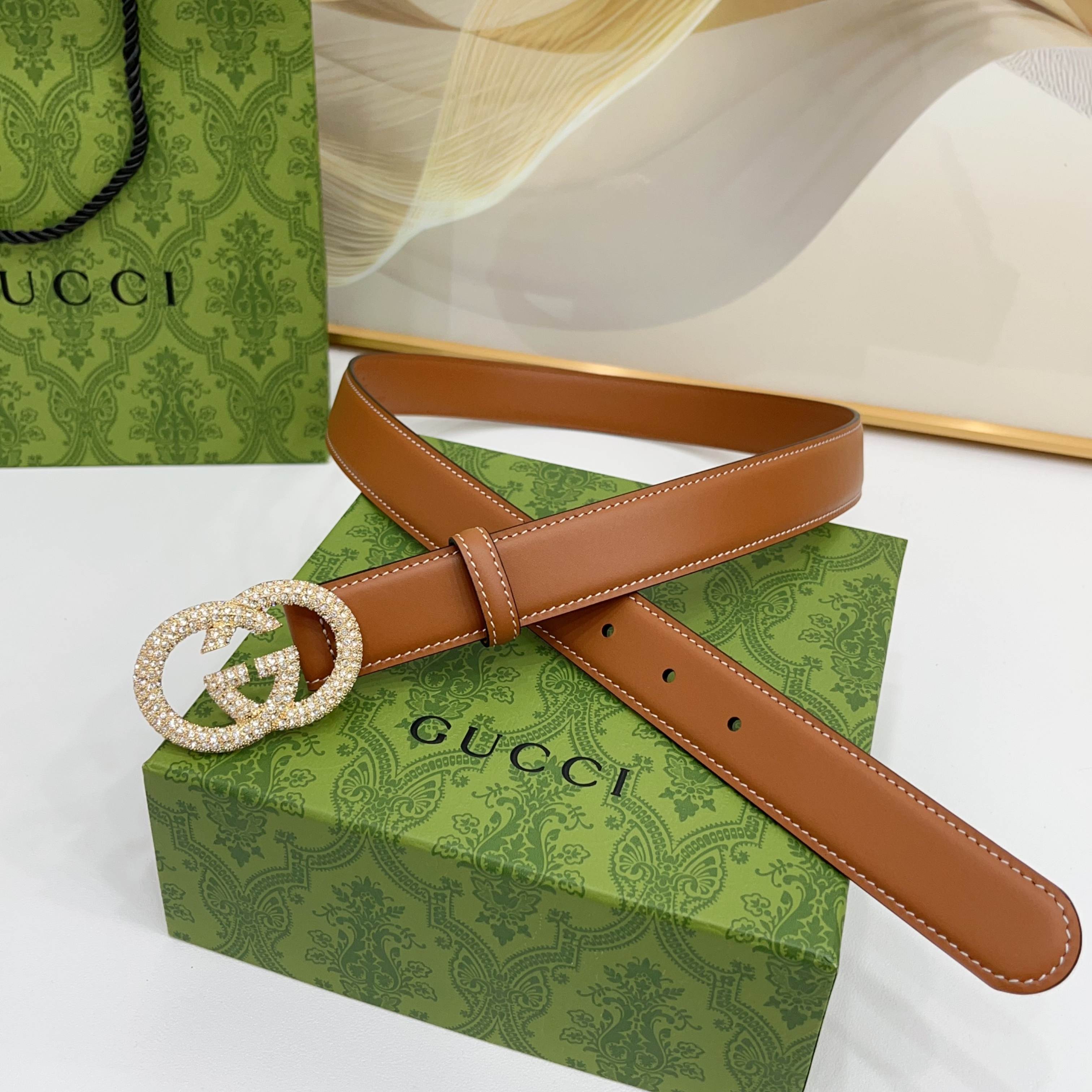 Gucci 3.0cmGG图案于2026早春系列焕然登场，为现代感十足的皮革配注入别致魅力。这款窄版腰带
