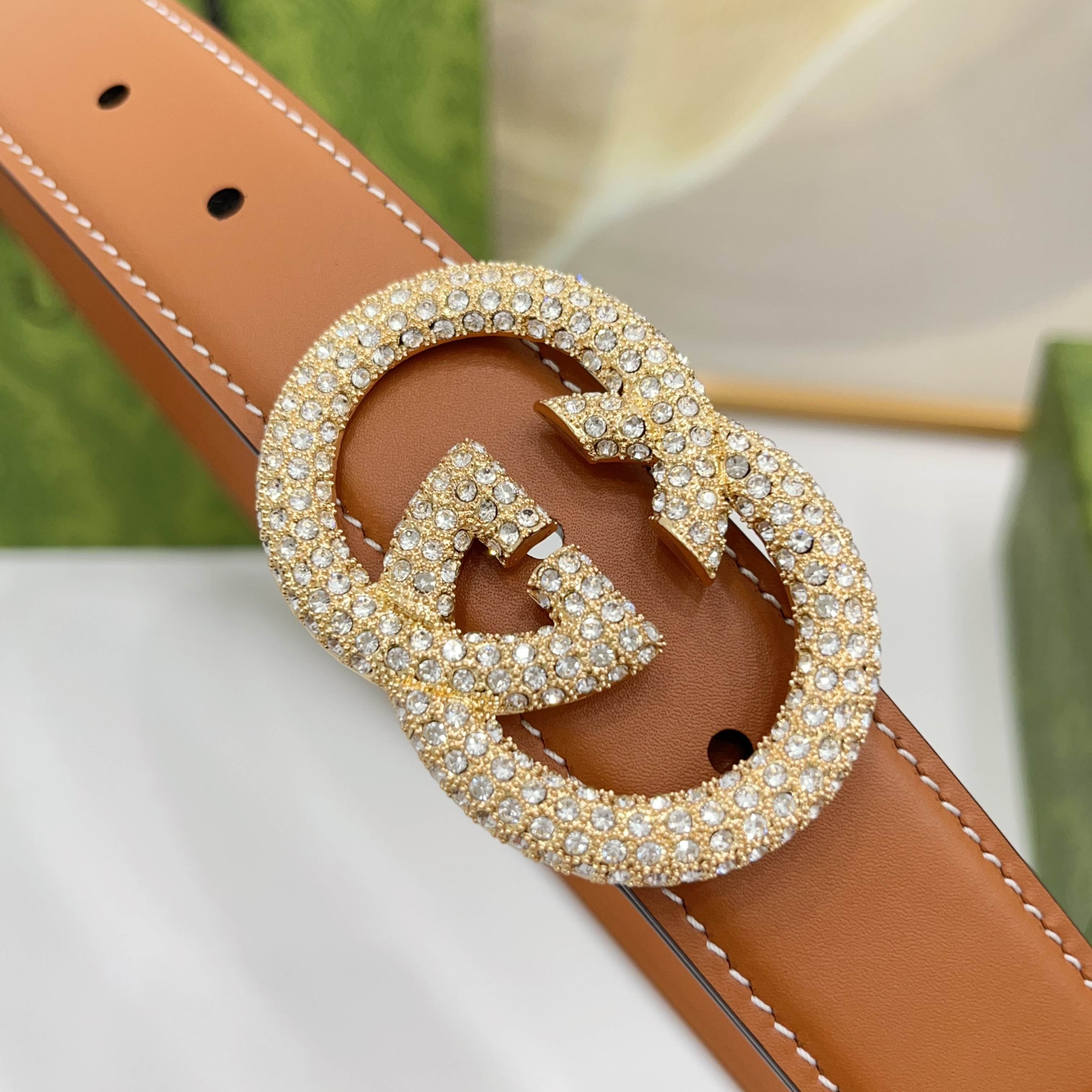 Gucci 3.0cmGG图案于2026早春系列焕然登场，为现代感十足的皮革配注入别致魅力。这款窄版腰带