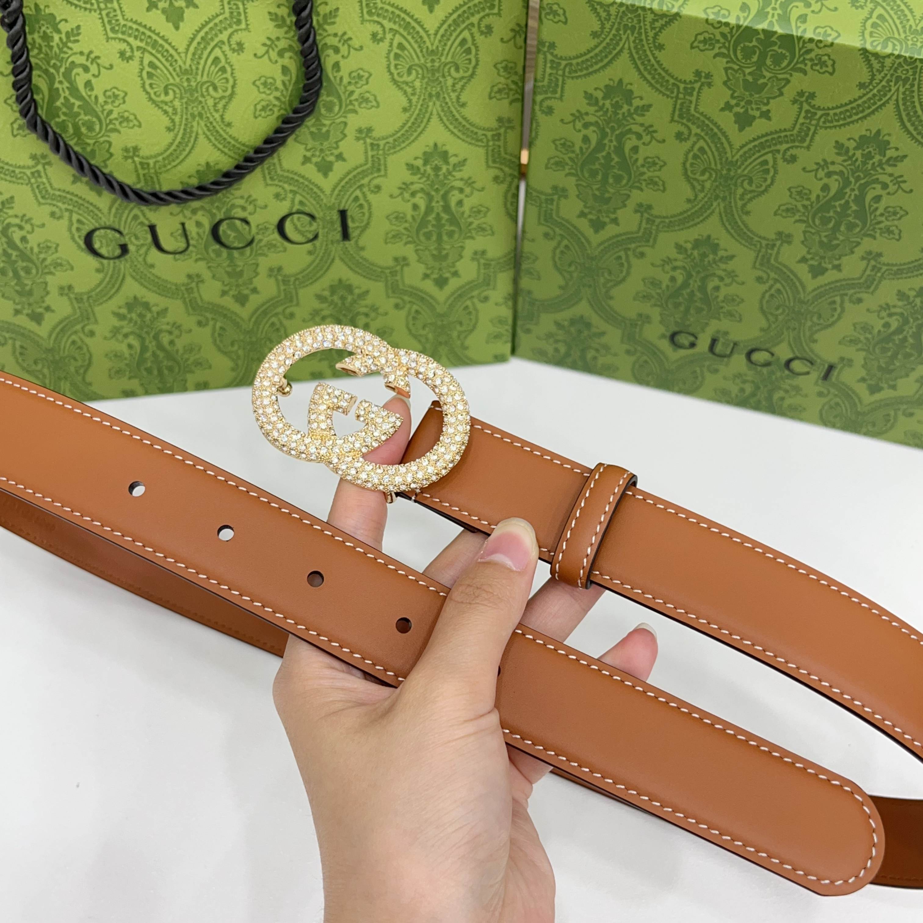 Gucci 3.0cmGG图案于2026早春系列焕然登场，为现代感十足的皮革配注入别致魅力。这款窄版腰带