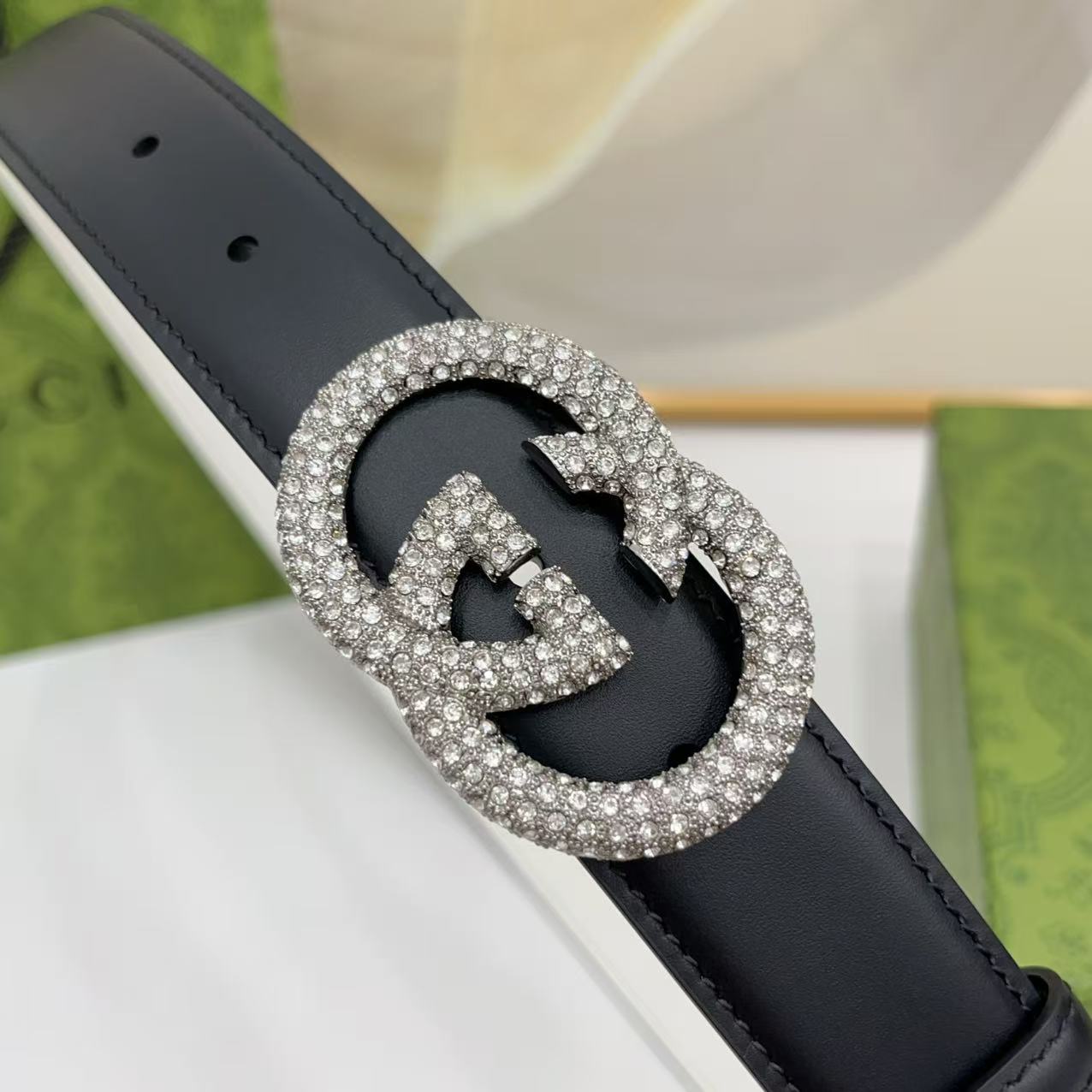 Gucci 3.0cmGG图案于2026早春系列焕然登场，为现代感十足的皮革配注入别致魅力。这款窄版腰带