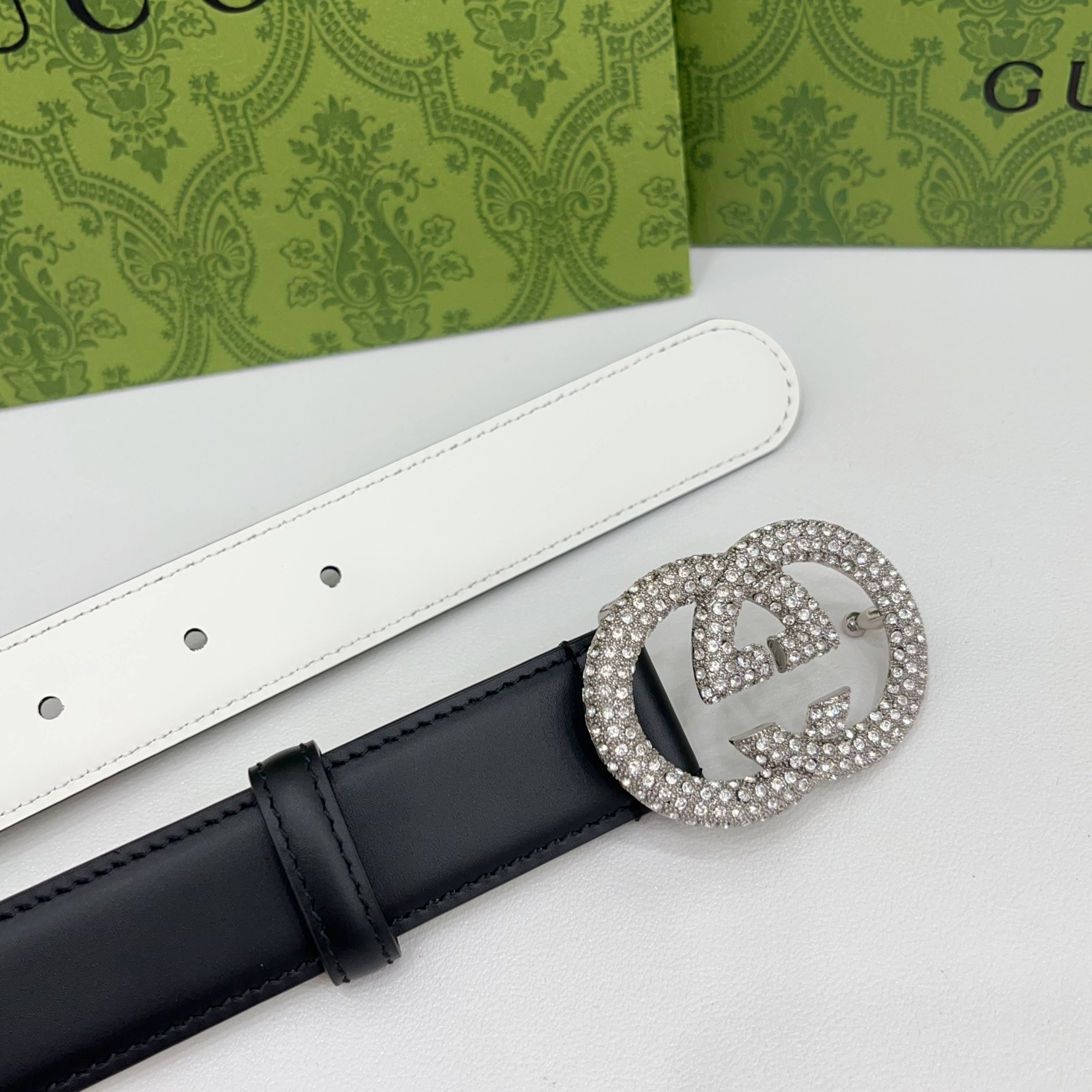 Gucci 3.0cmGG图案于2026早春系列焕然登场，为现代感十足的皮革配注入别致魅力。这款窄版腰带