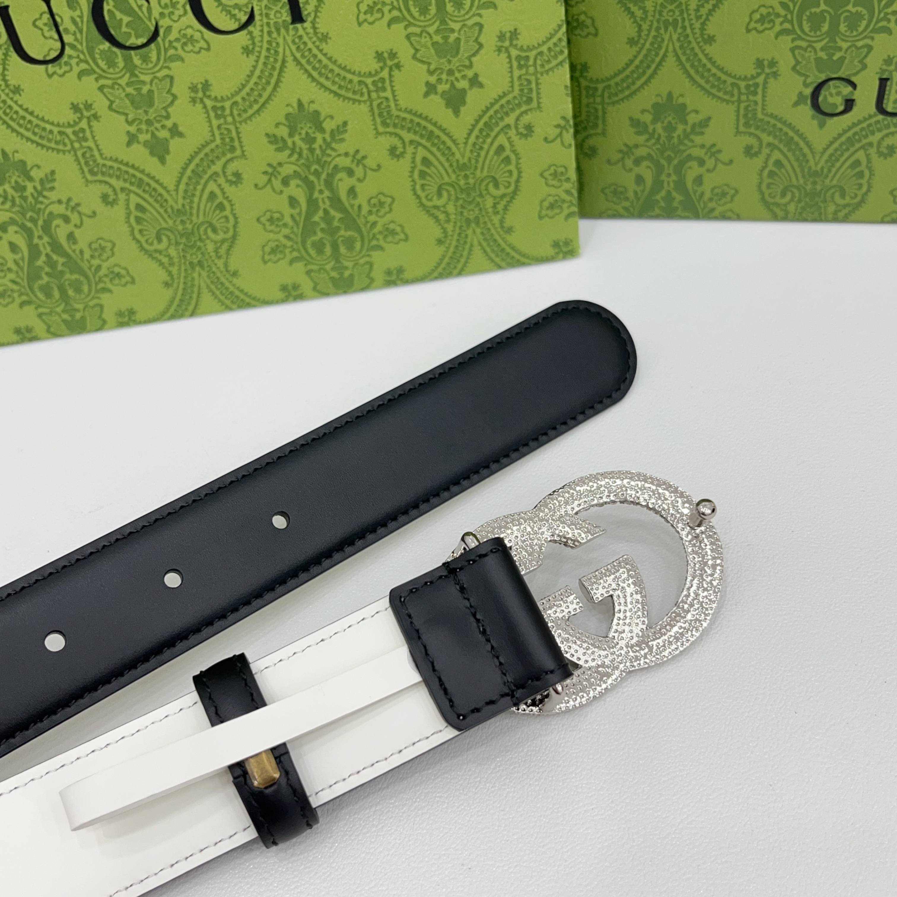 Gucci 3.0cmGG图案于2026早春系列焕然登场，为现代感十足的皮革配注入别致魅力。这款窄版腰带