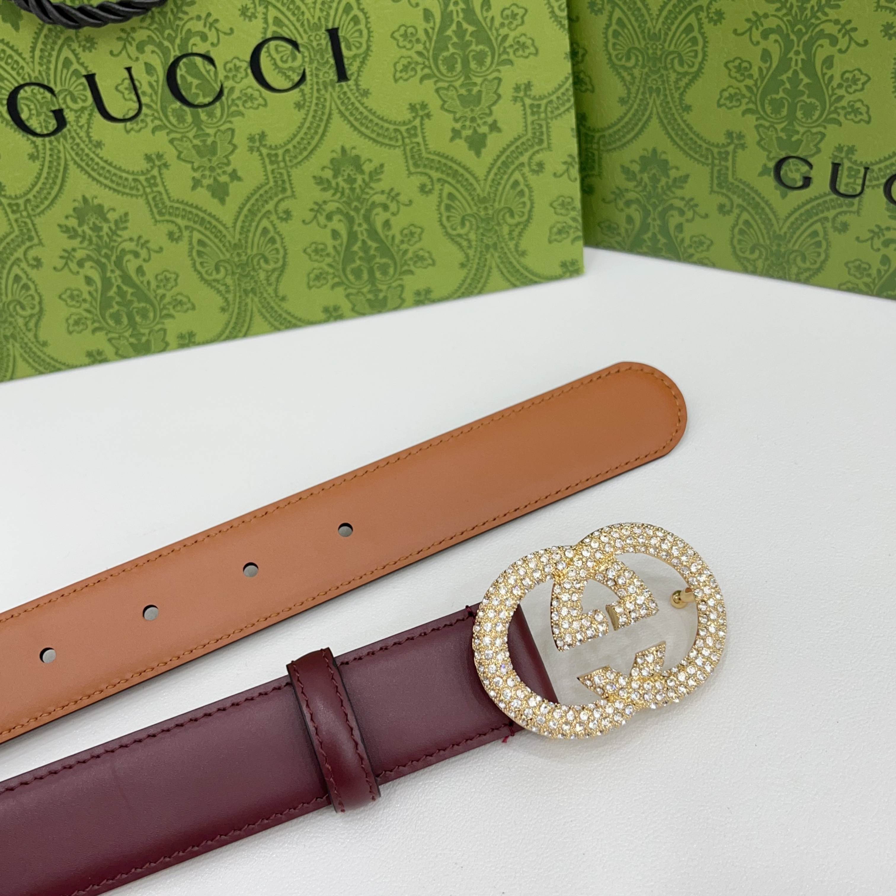 Gucci 3.0cmGG图案于2026早春系列焕然登场，为现代感十足的皮革配注入别致魅力。这款窄版腰带